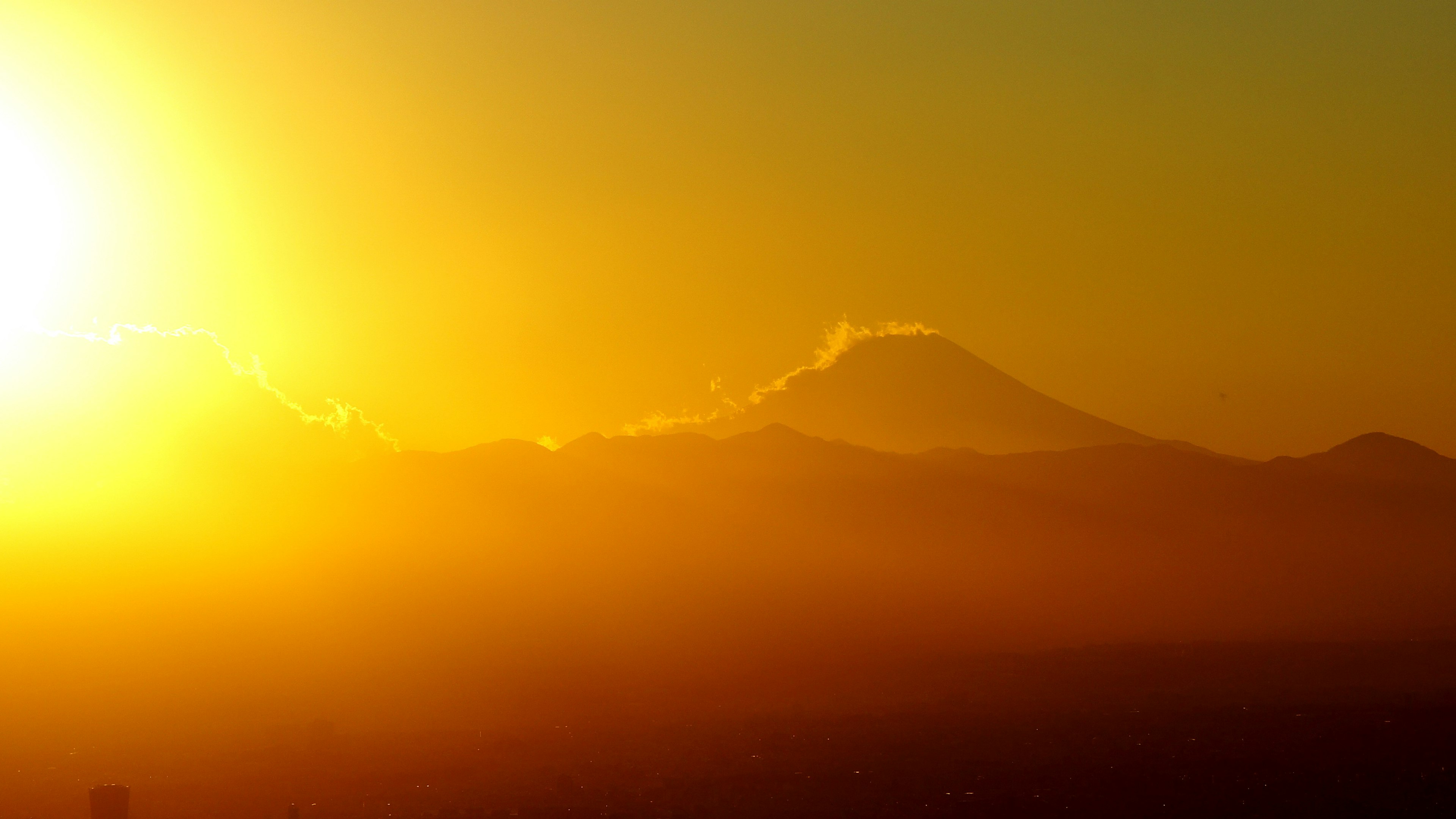 Hermoso paisaje con el atardecer iluminando las montañas