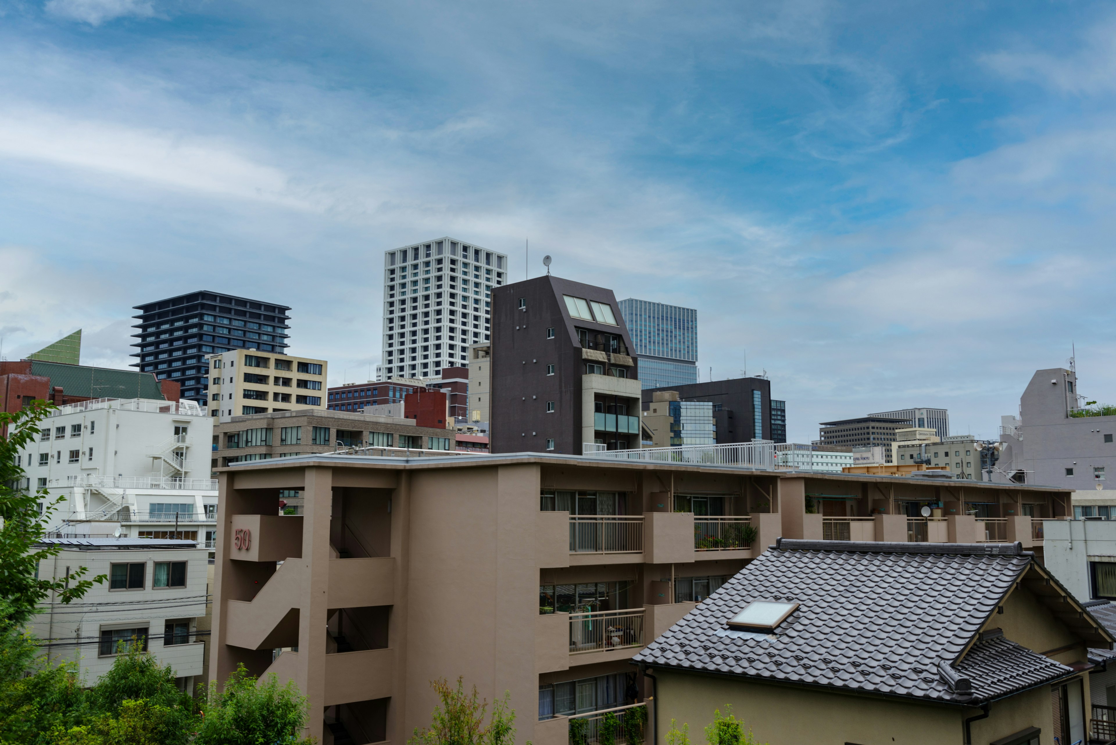 Vista dello skyline di Tokyo con grattacieli e strutture residenziali