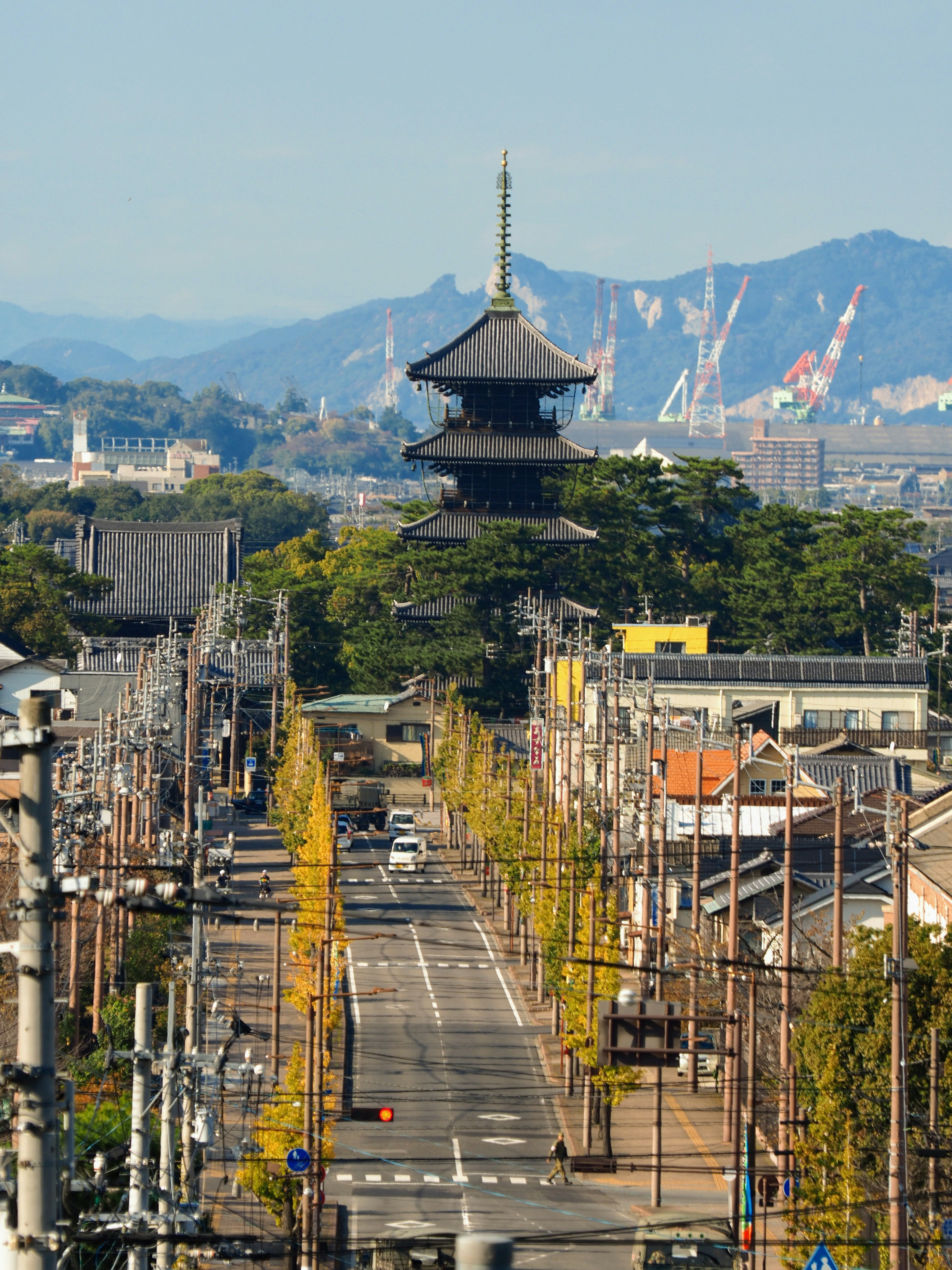 傳統日本塔與城市街道及山脈背景