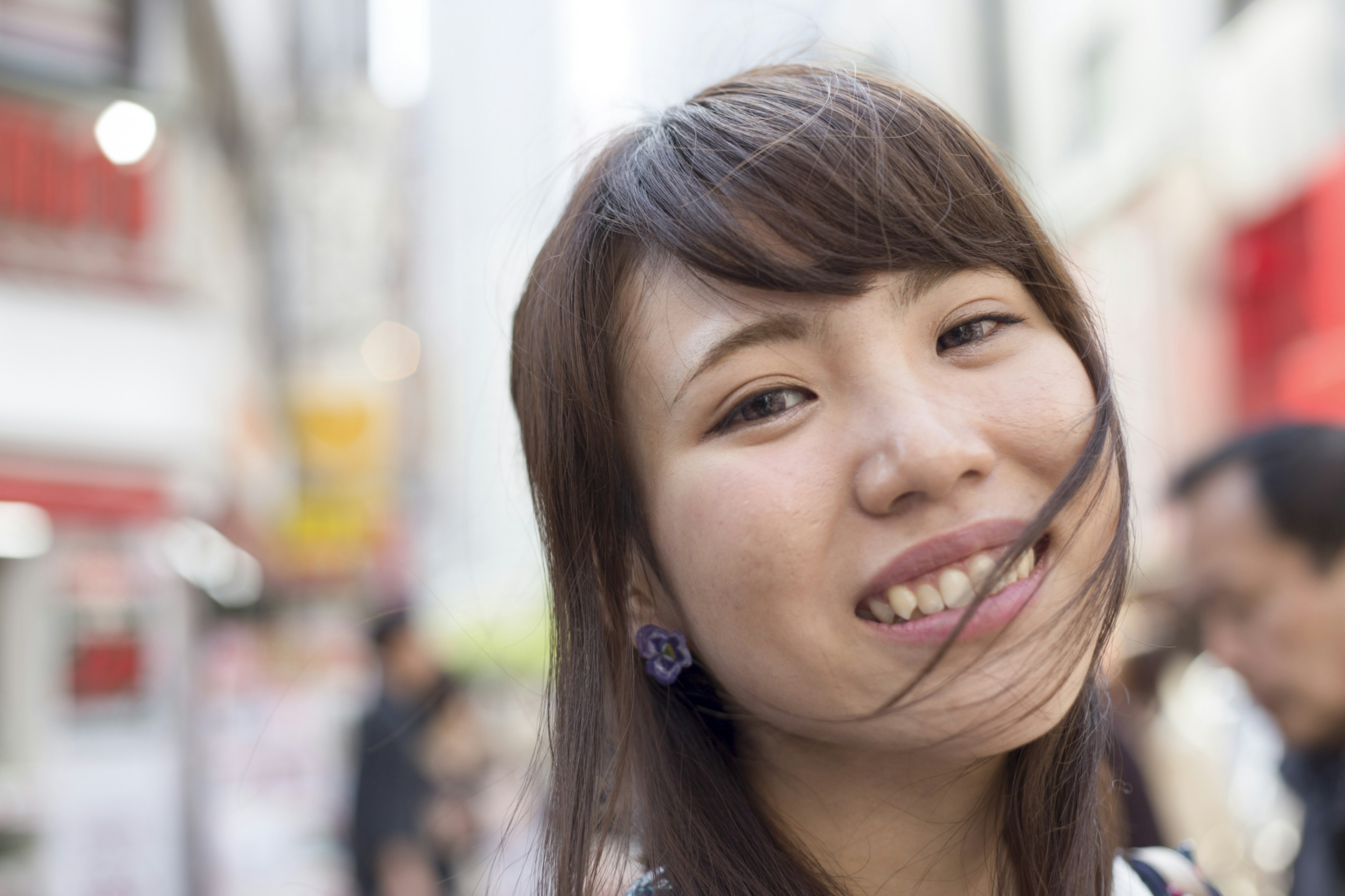 街头微笑女性的肖像头发随风飘动