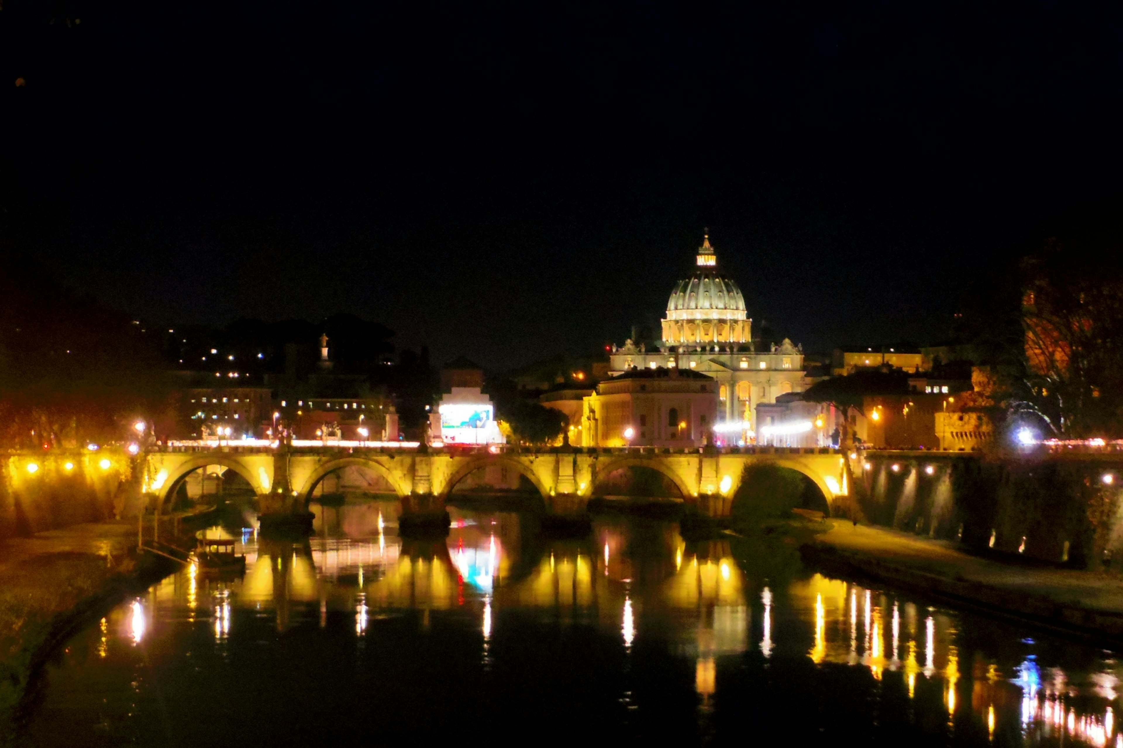 Bellissima vista notturna della basilica di San Pietro in Vaticano