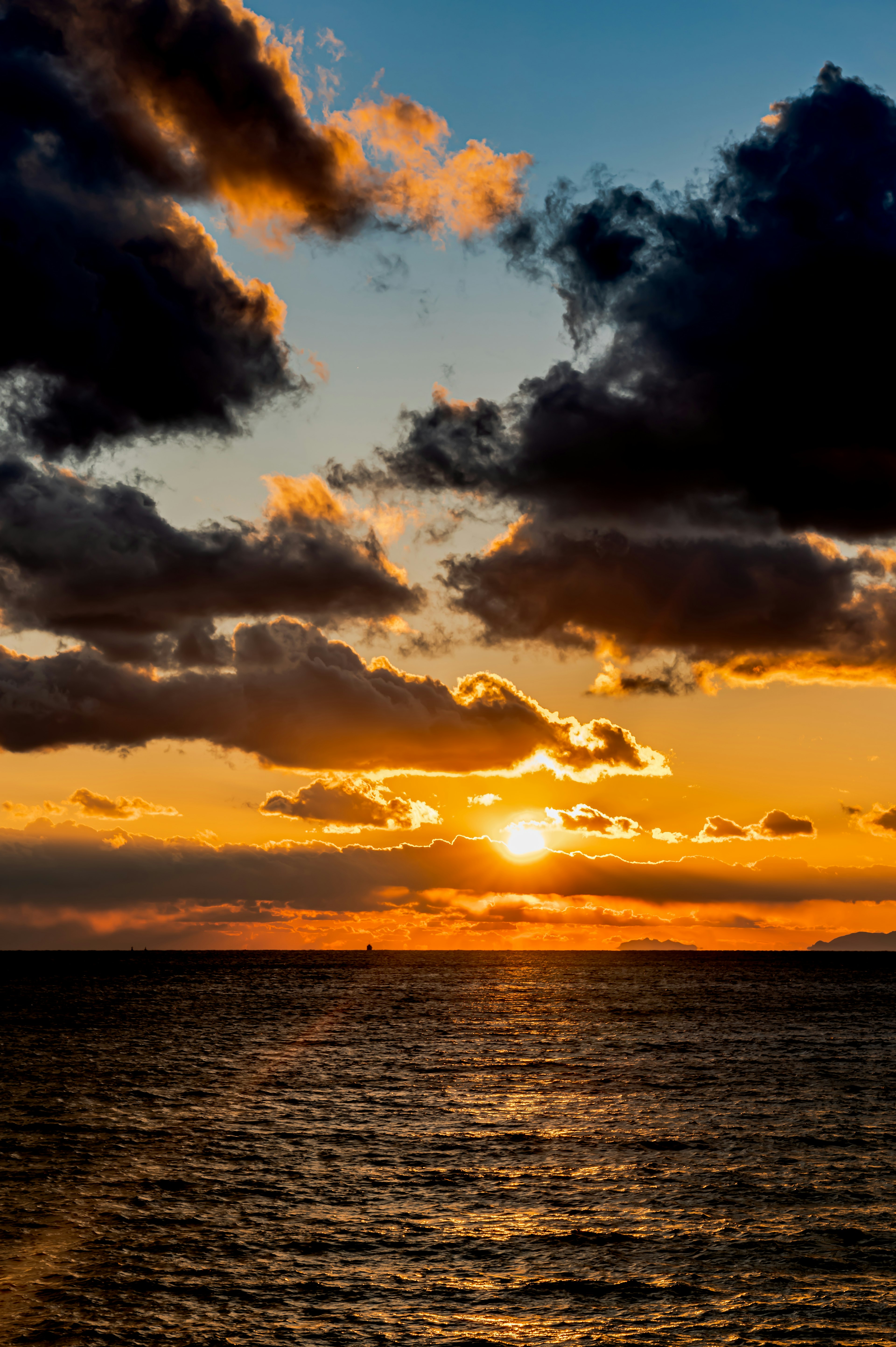 Spektakulärer Sonnenuntergang über dem Ozean mit dramatischen Wolken