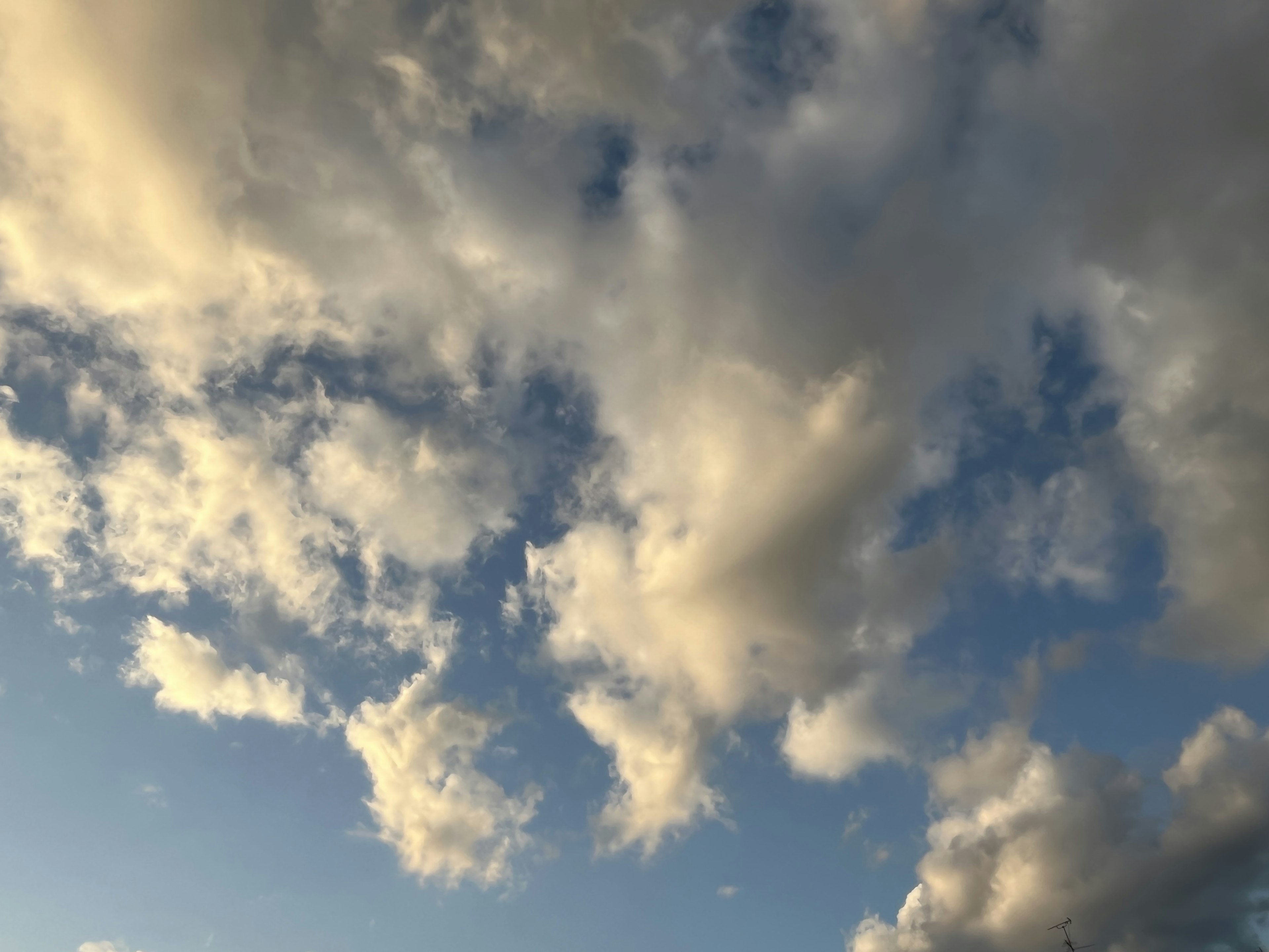 藍天上漂浮的白雲美麗景觀