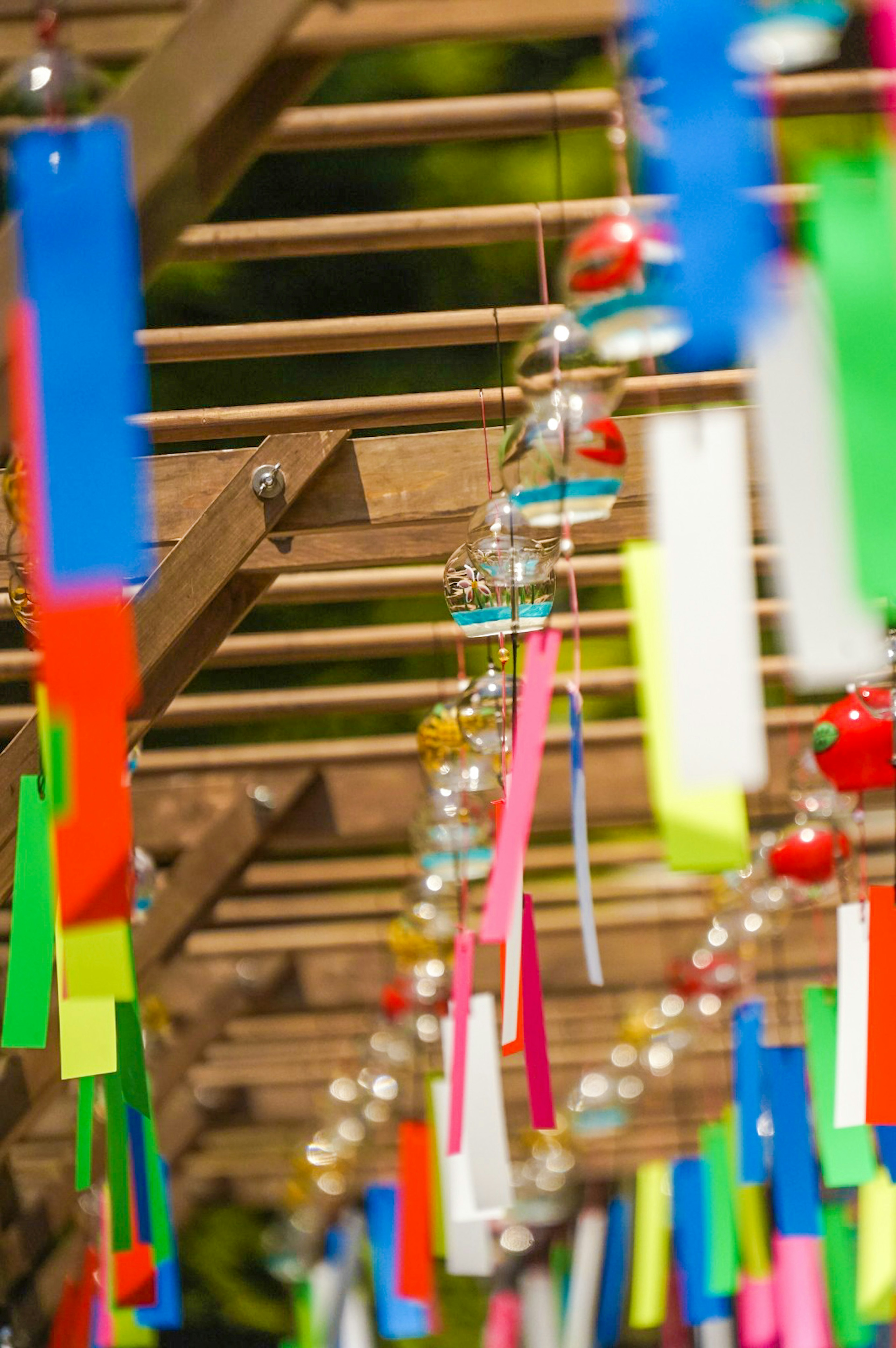 Carillons colorés suspendus à une structure en bois