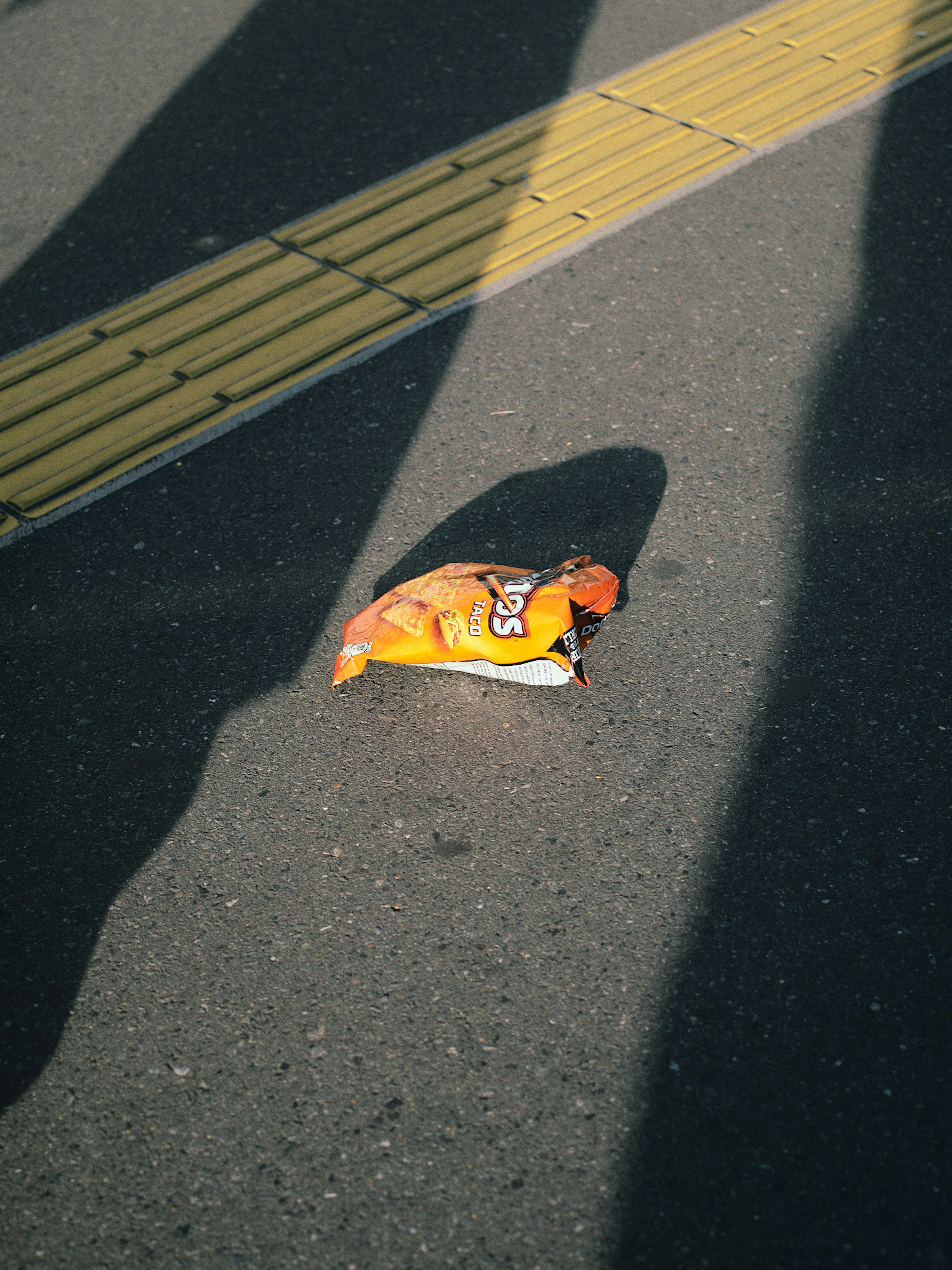 Eine orange Snackverpackung auf dem Boden