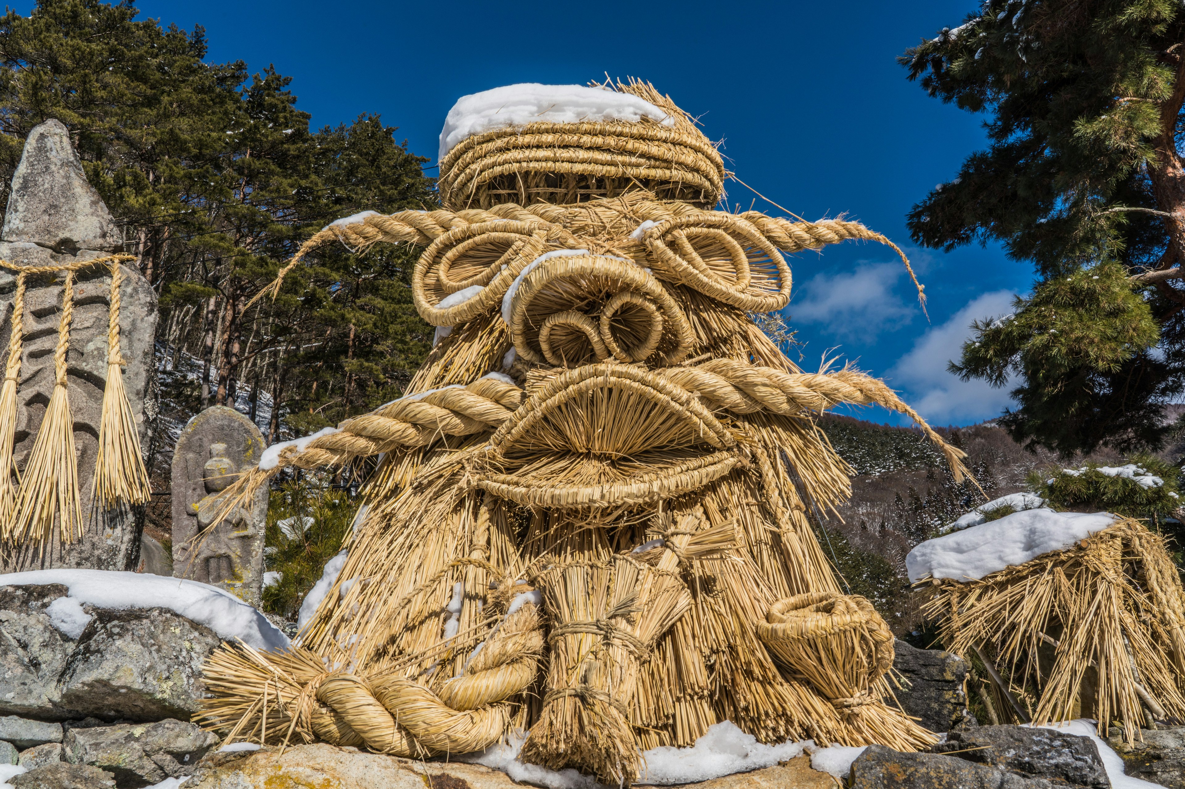 一座用稻草制成的神秘野兽雕像矗立在雪景中