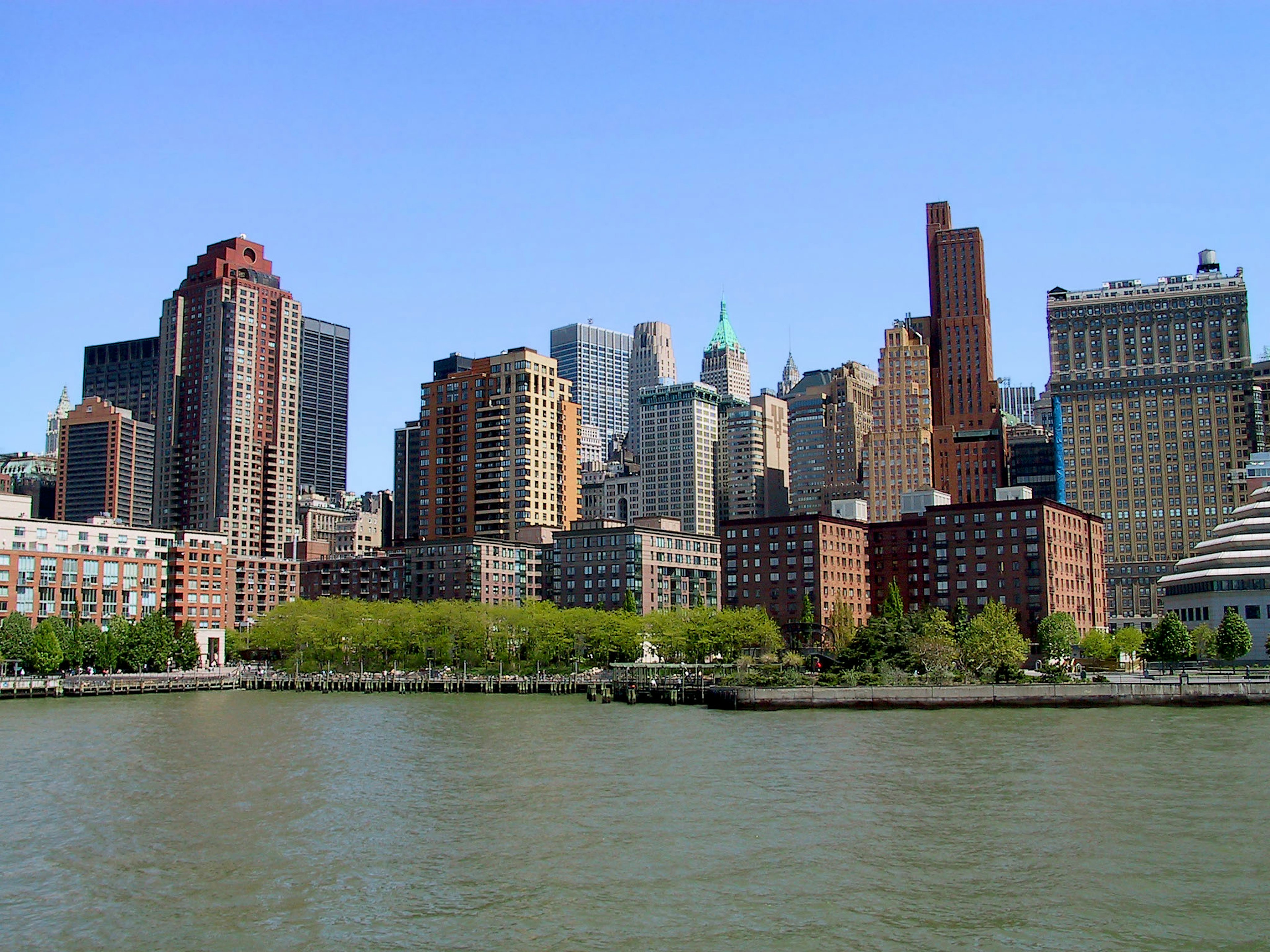 Pemandangan kota dengan gedung pencakar langit di sepanjang sungai di New York