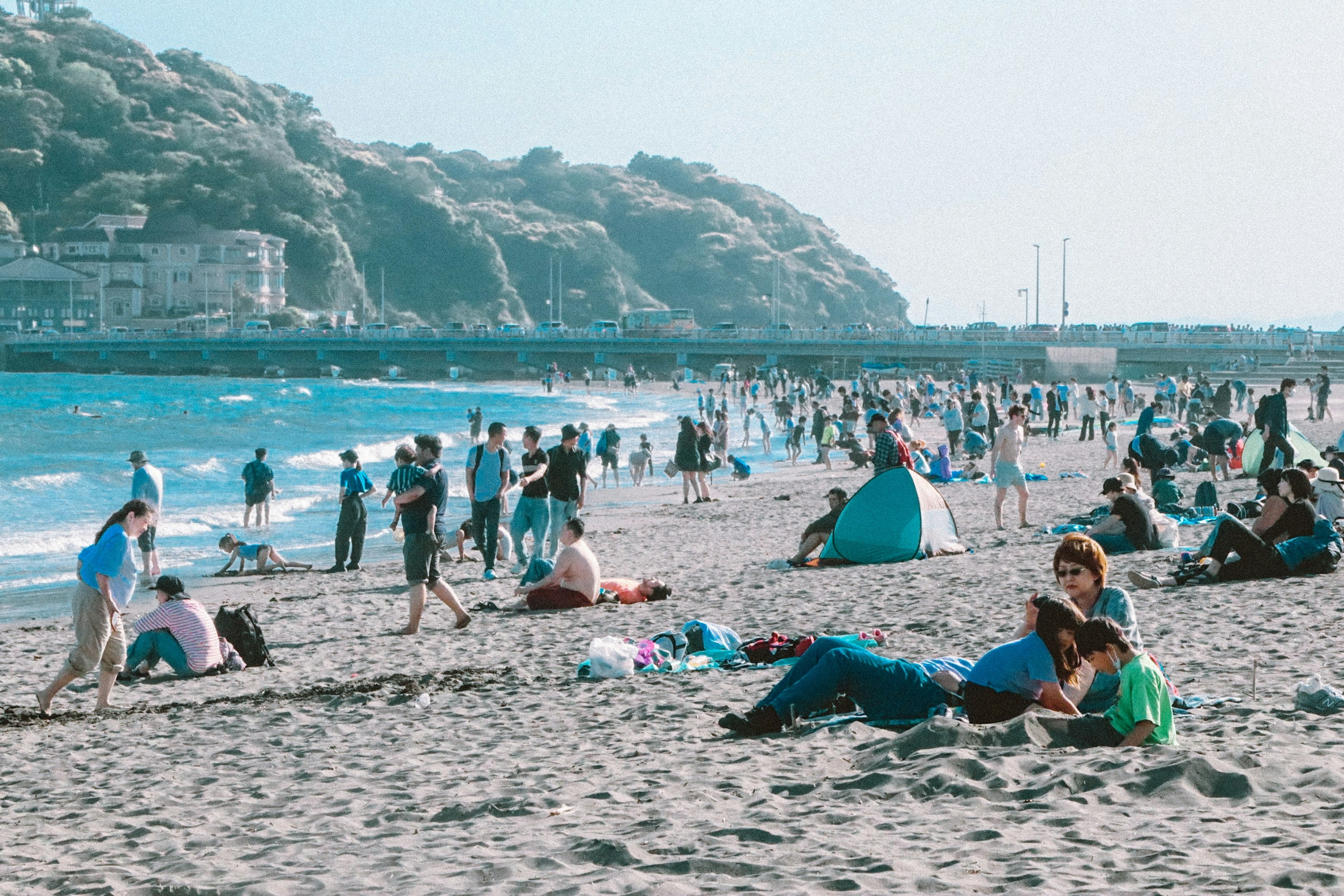 ビーチでリラックスする人々と海の風景