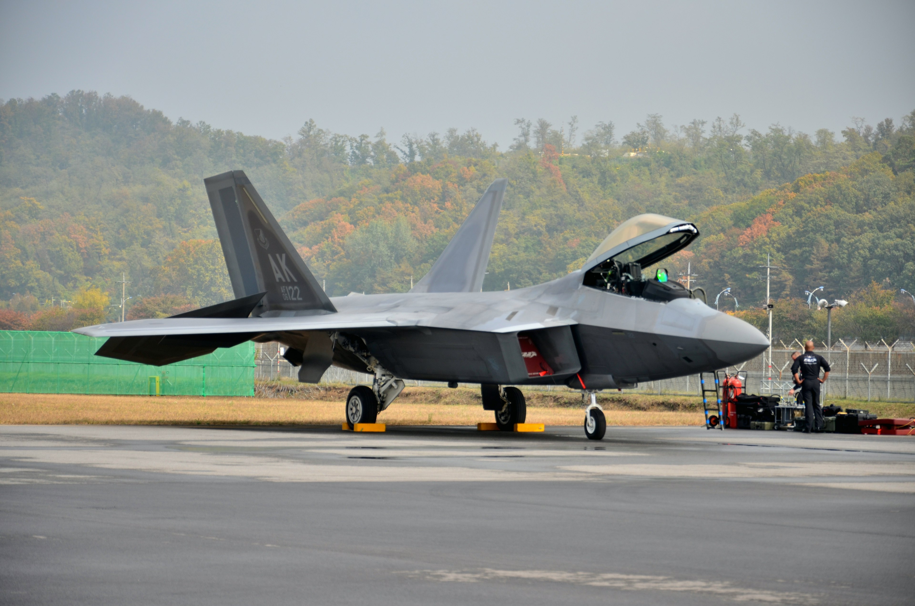 Caza F-22 estacionado en la pista