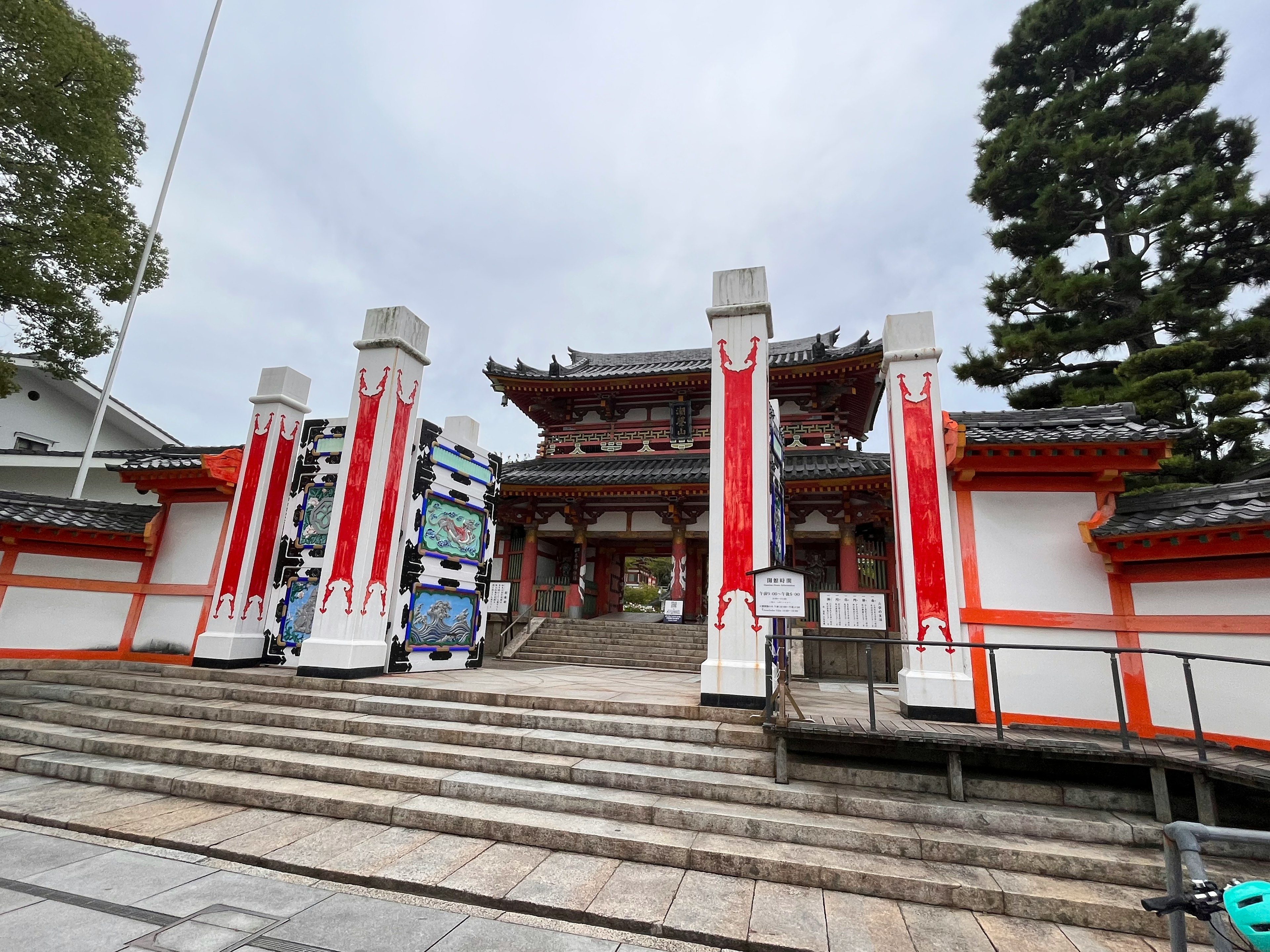 神社的入口有红色柱子和传统屋顶在台阶上