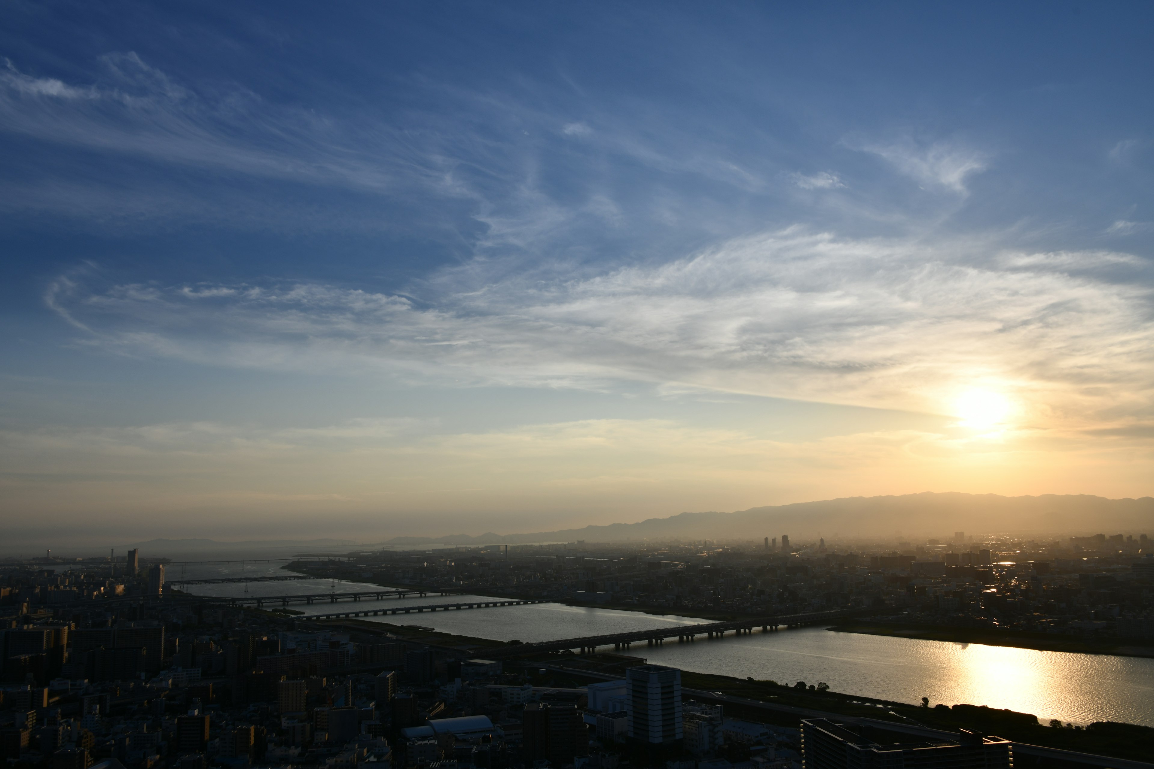 夕日が沈む美しい河の風景と青い空