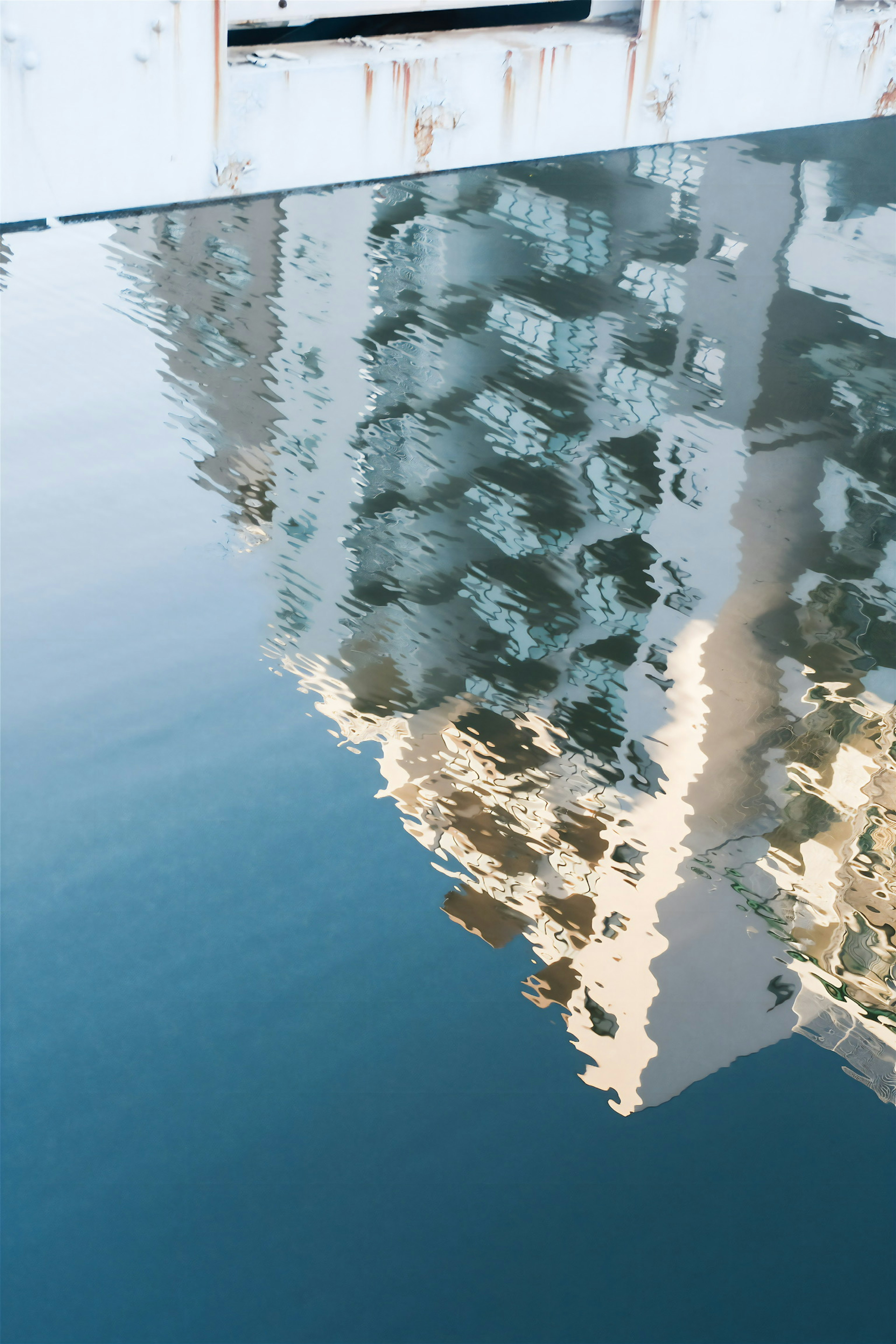 Reflet de bâtiments modernes sur la surface de l'eau