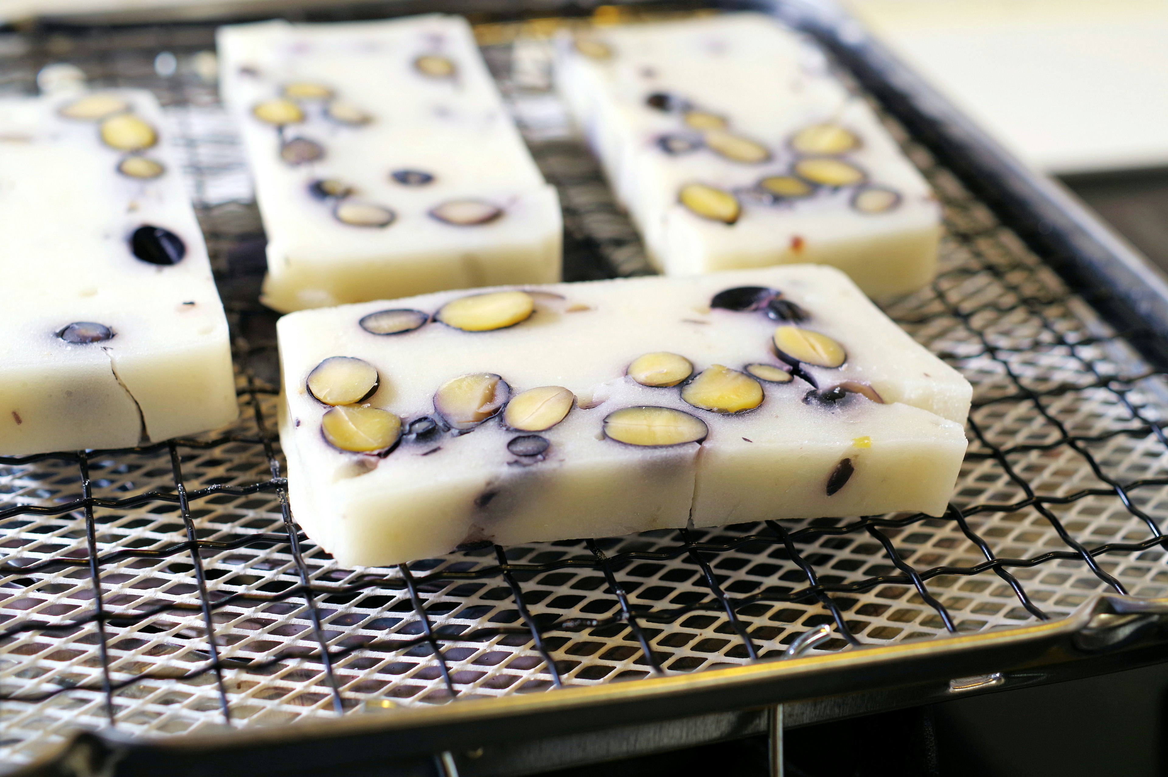 Sapone fatto a mano con noci e frutti su una griglia