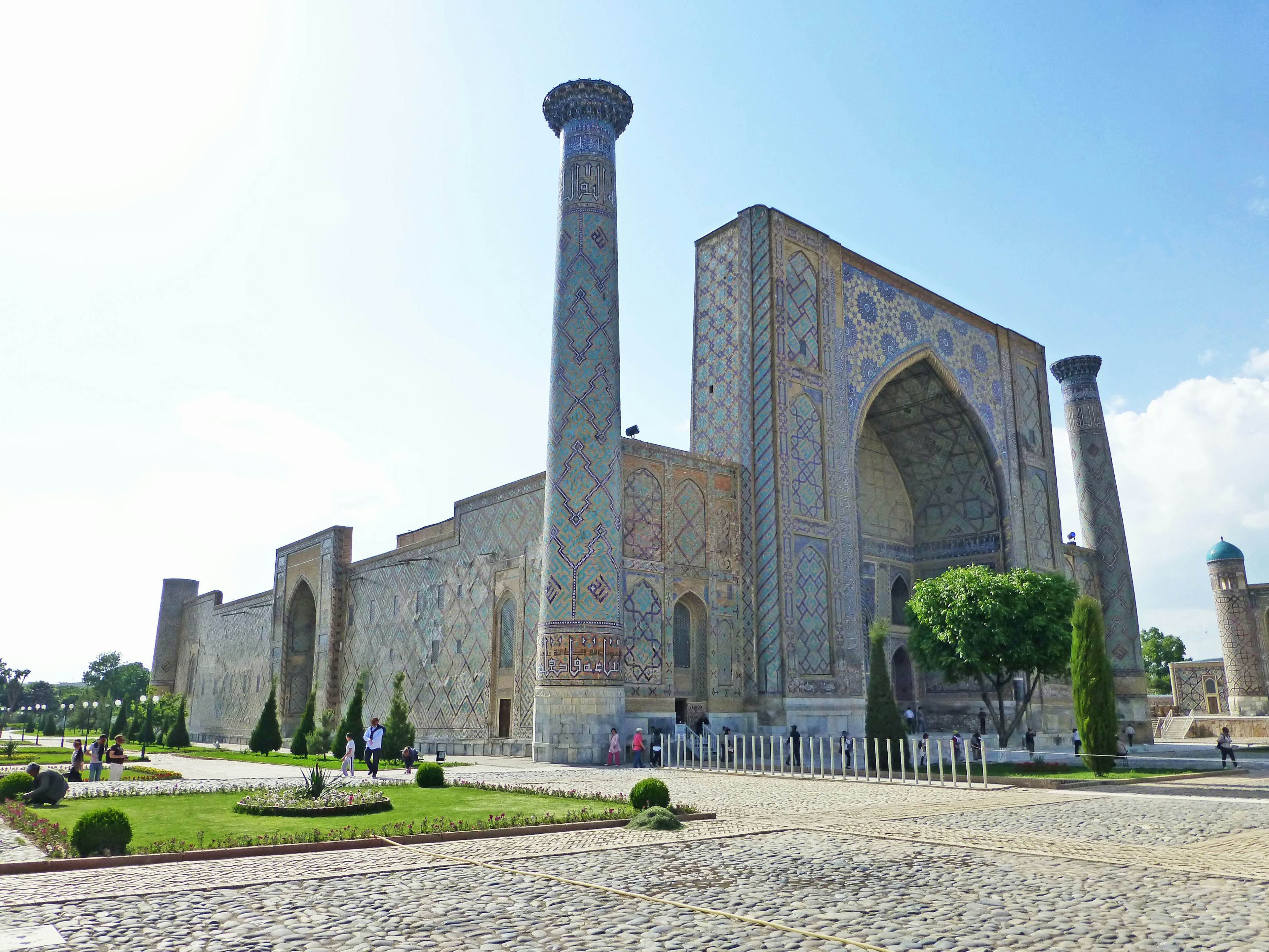 Vista esterna di una bella struttura architettonica a Samarcanda in Uzbekistan con cielo blu