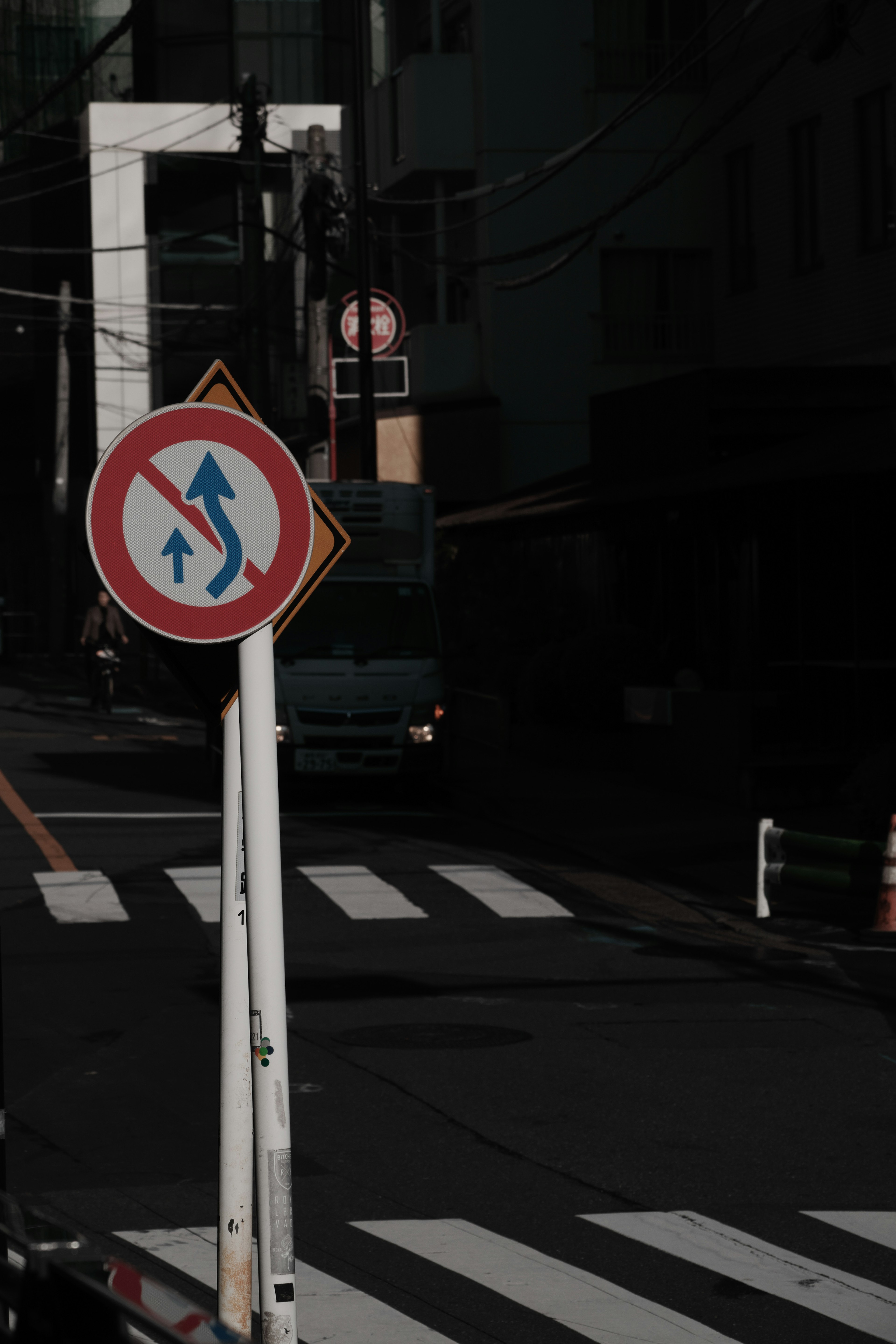 交差点の交通標識と横断歩道の風景