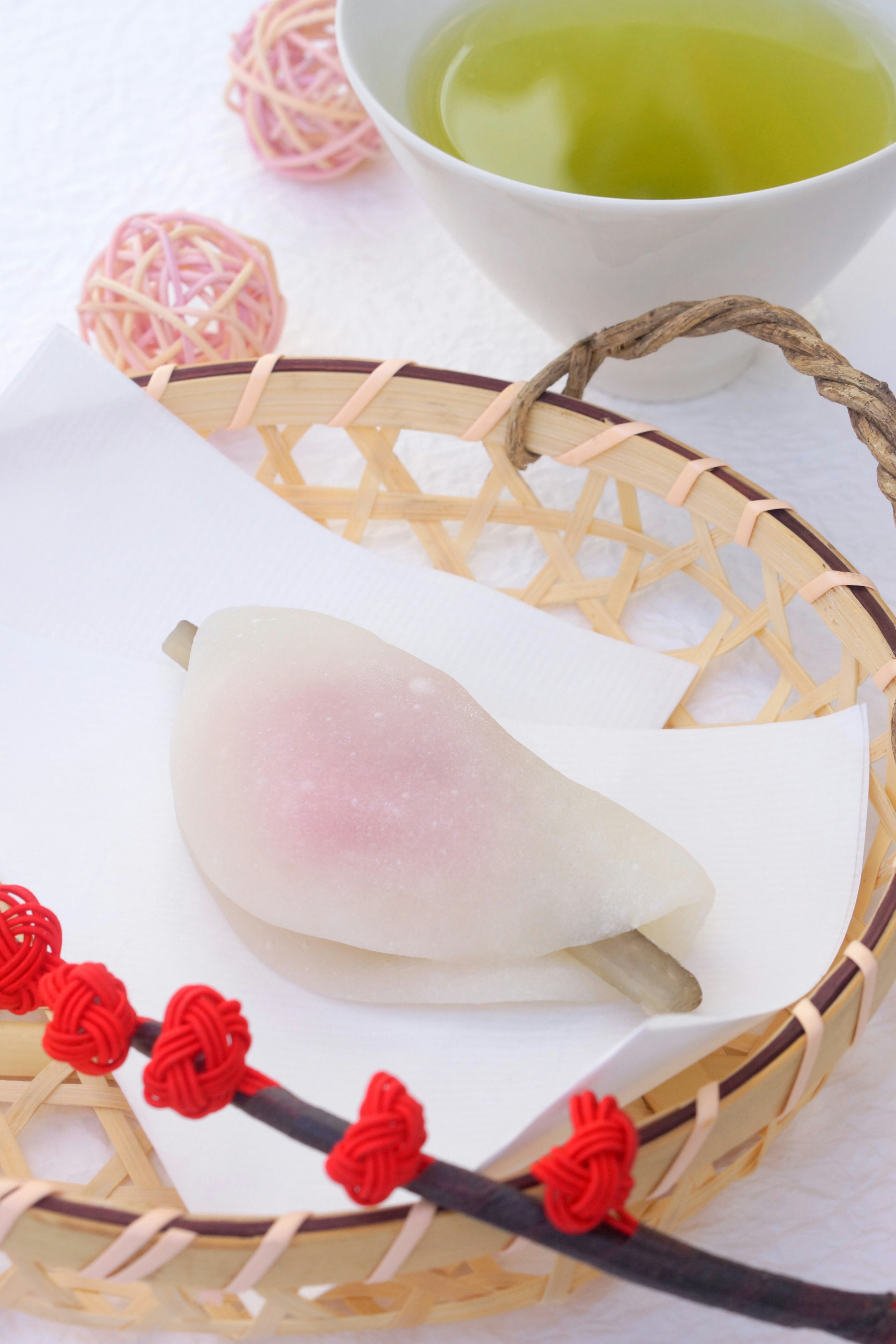 Una hermosa presentación de wagashi y té verde