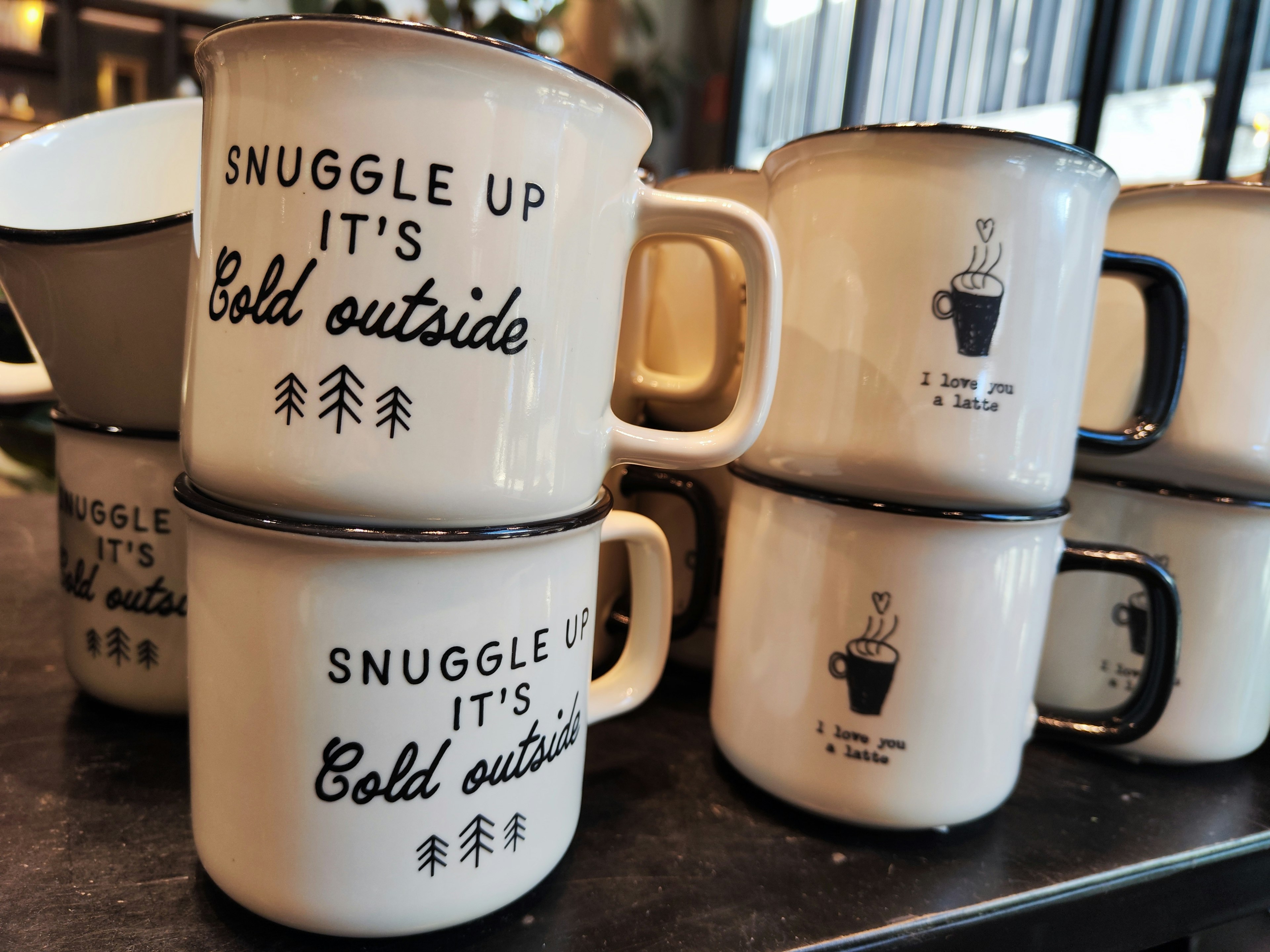 堆叠的杯子上有温暖的设计，印有文字Snuggle up it's cold outside