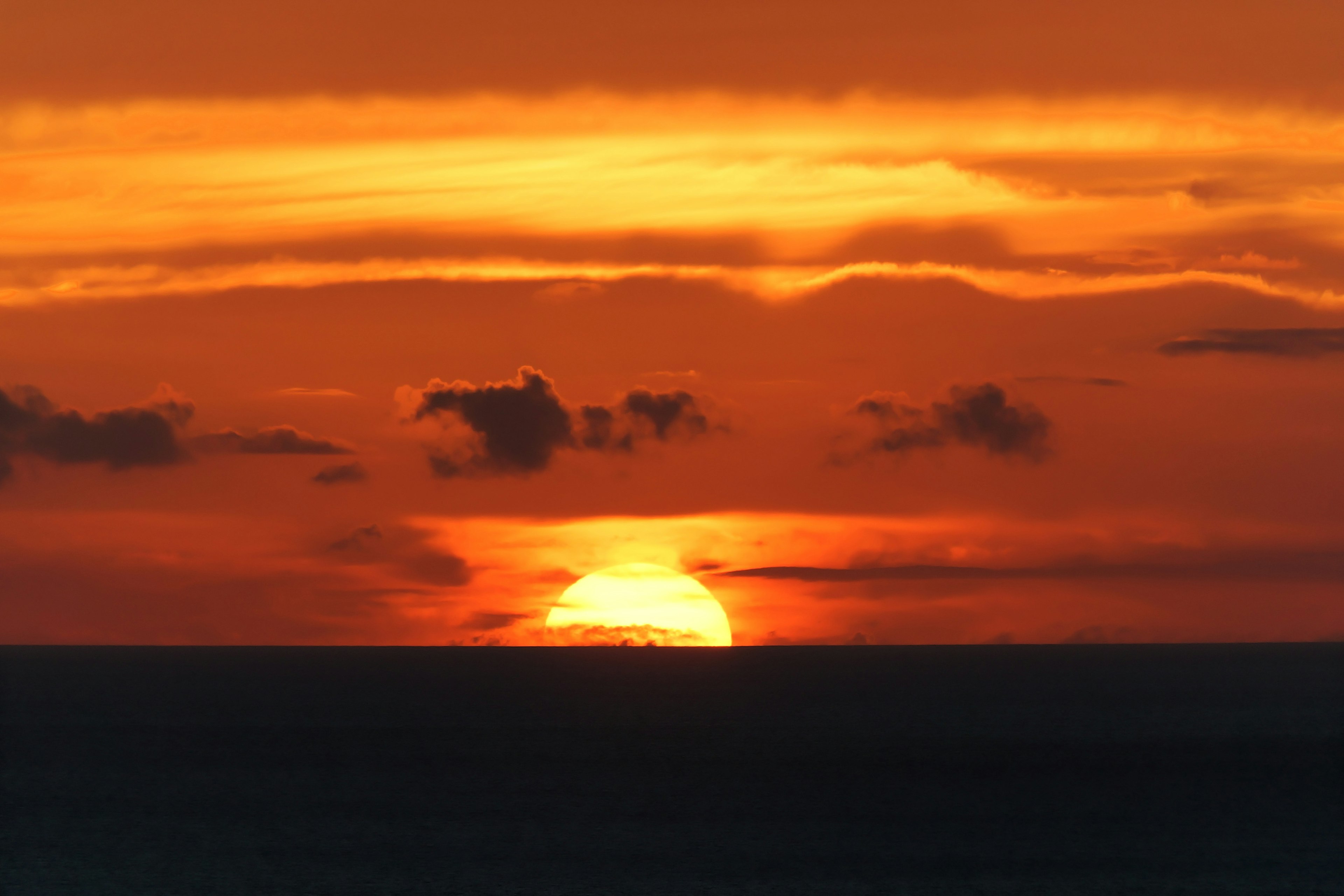 Un bellissimo tramonto sull'orizzonte dell'oceano