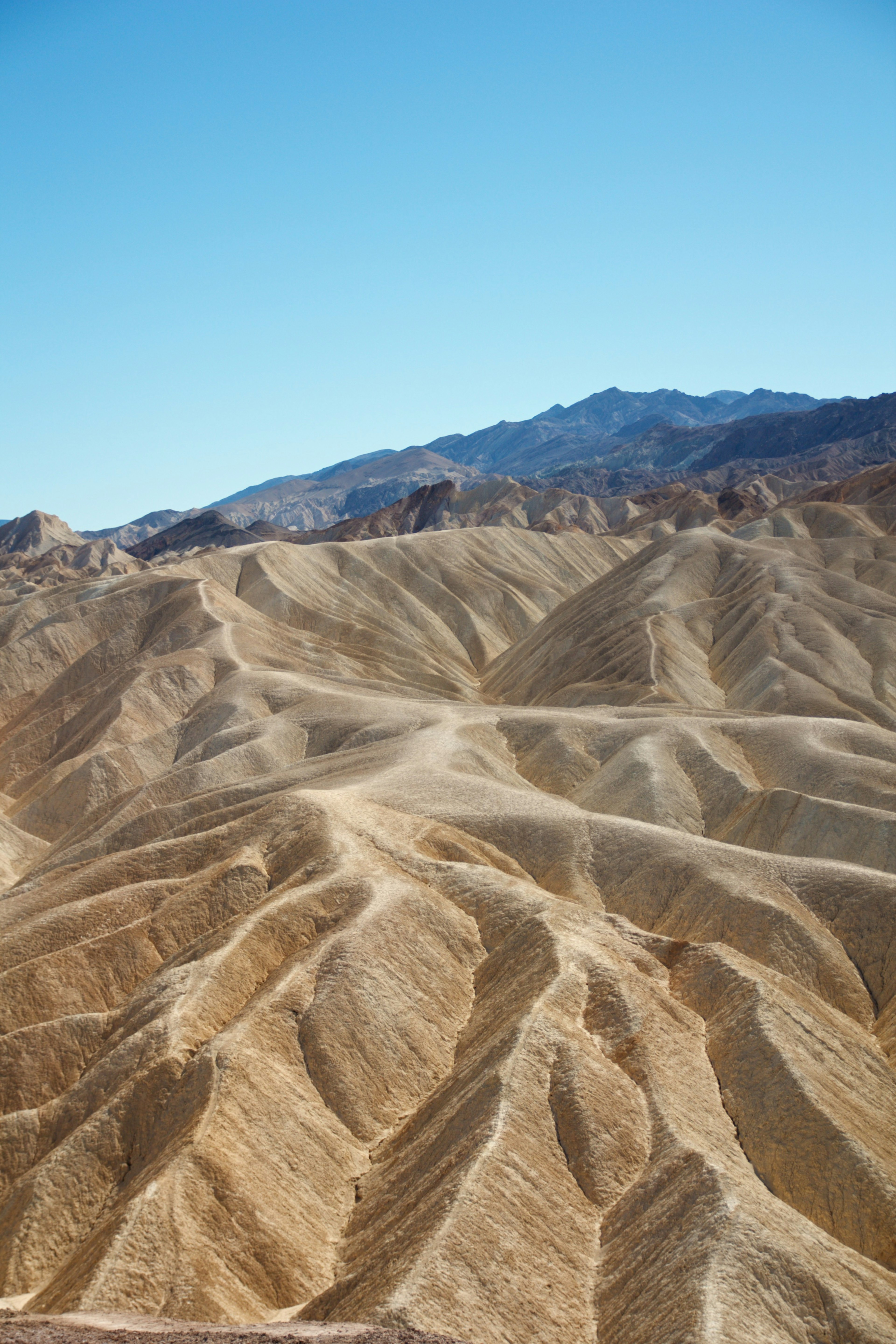 Paesaggio di colline desertiche e cielo blu