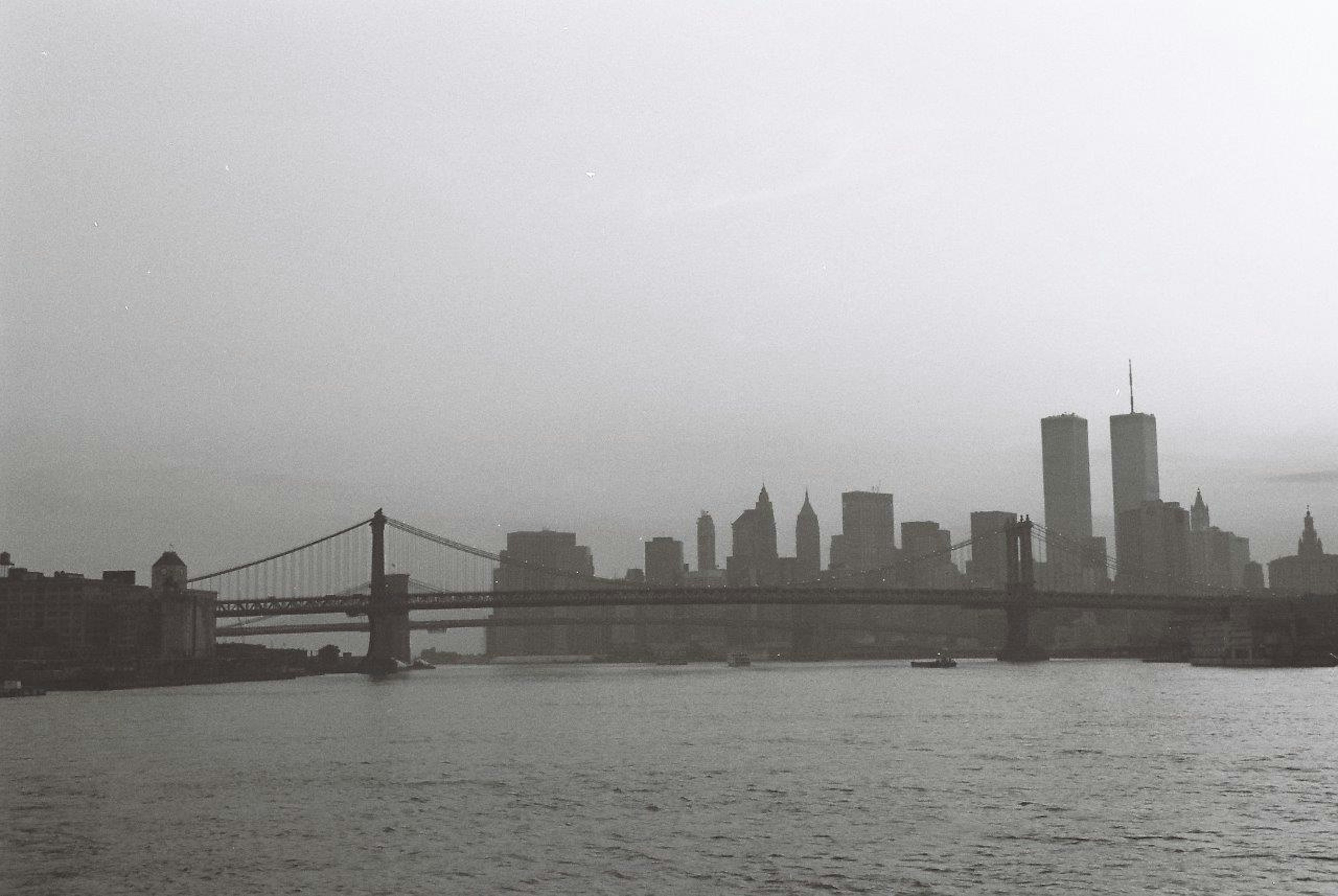 Silhouette New York hitam putih dengan Jembatan Manhattan