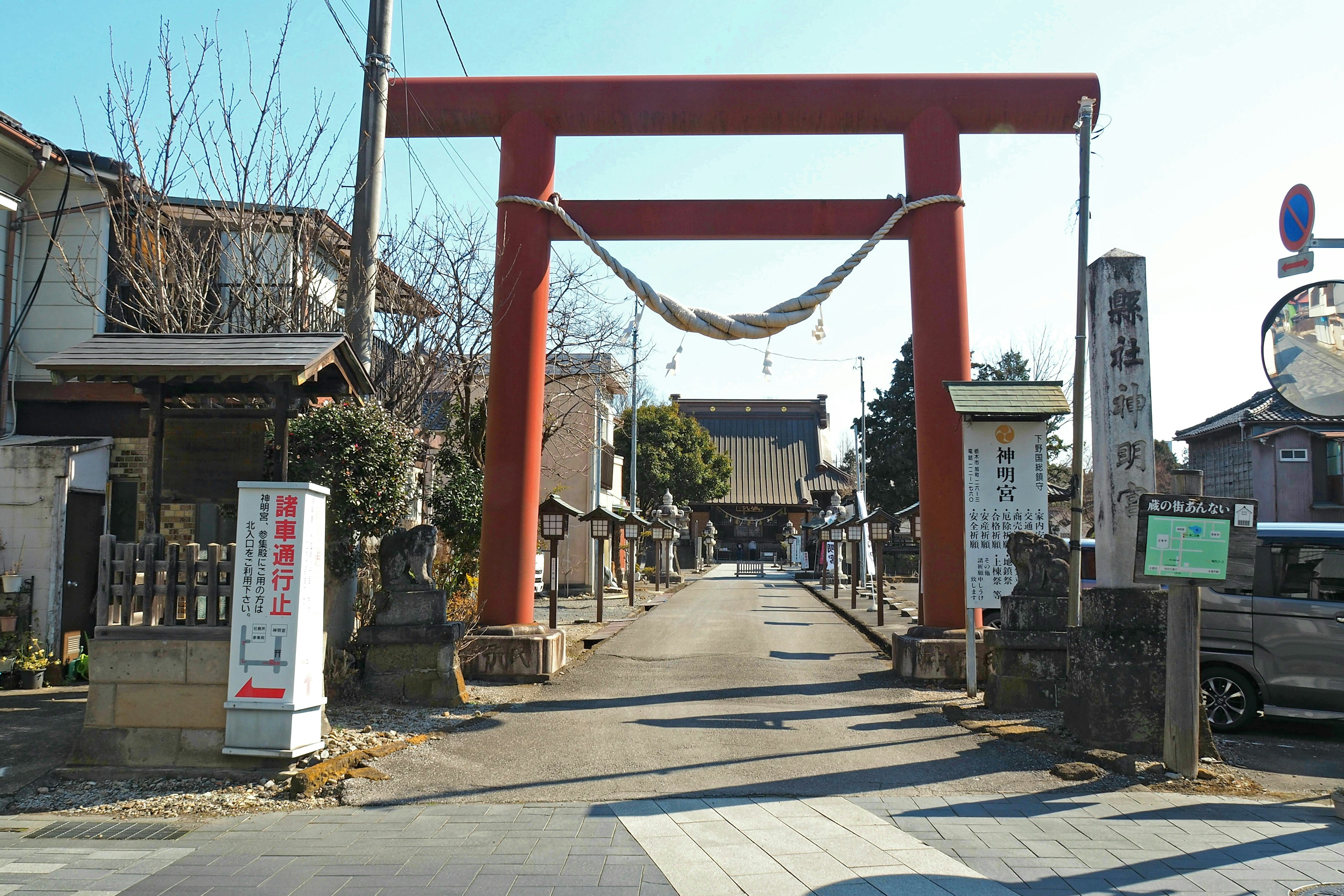 Pemandangan pintu masuk kuil dengan gerbang torii merah