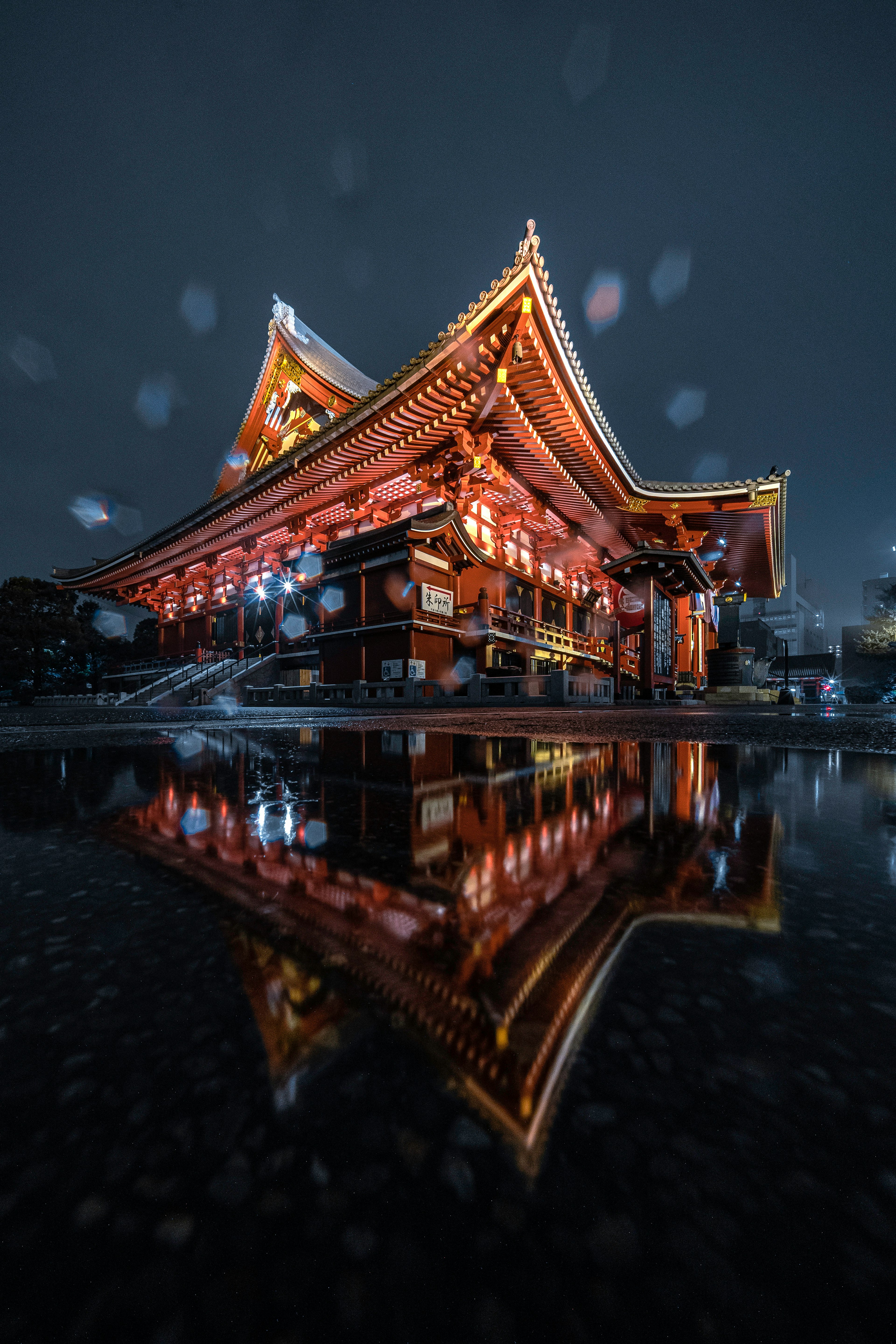 夜间寺庙的美丽景观与生动的倒影