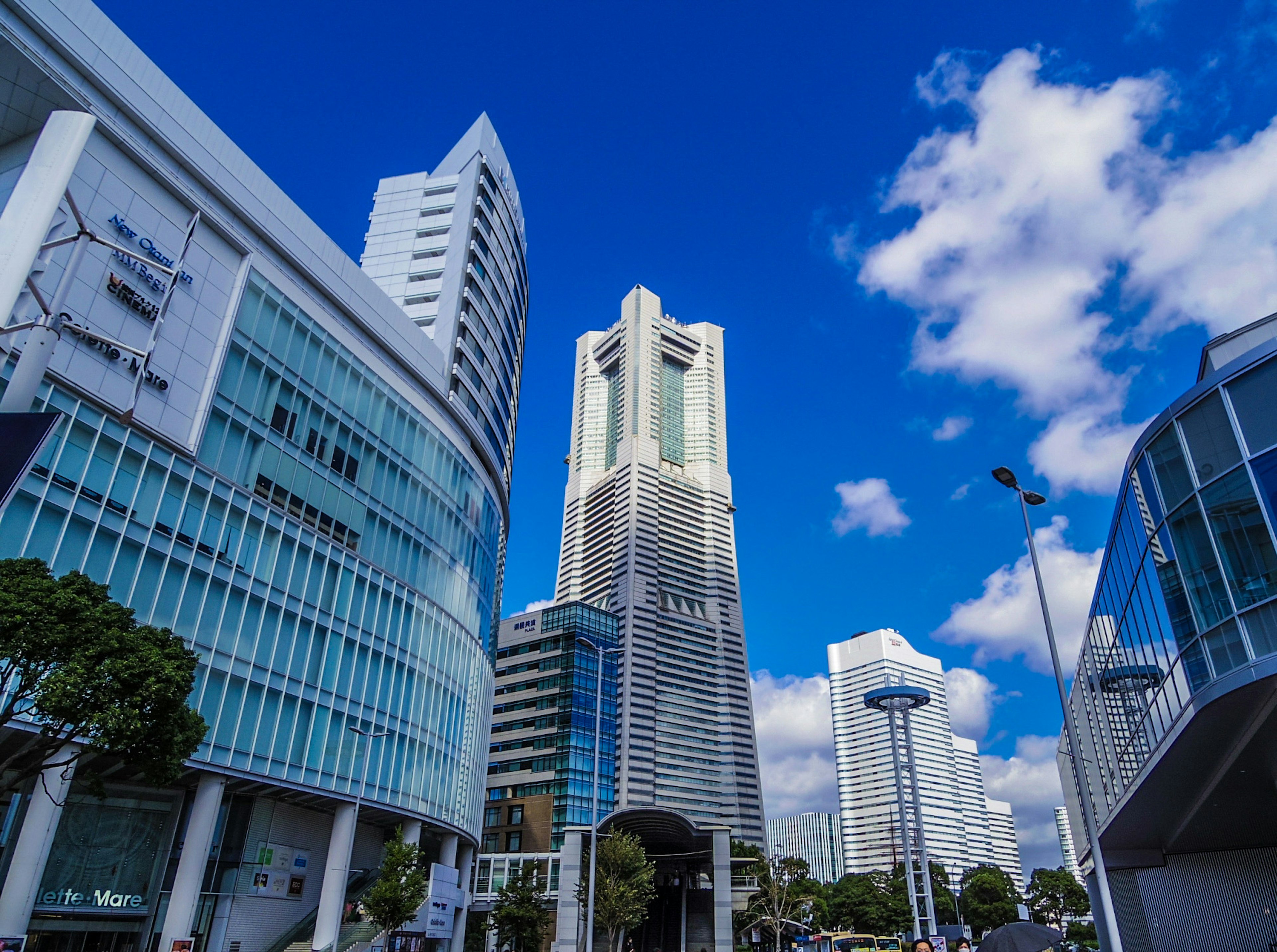 高層ビルと青空の都市風景