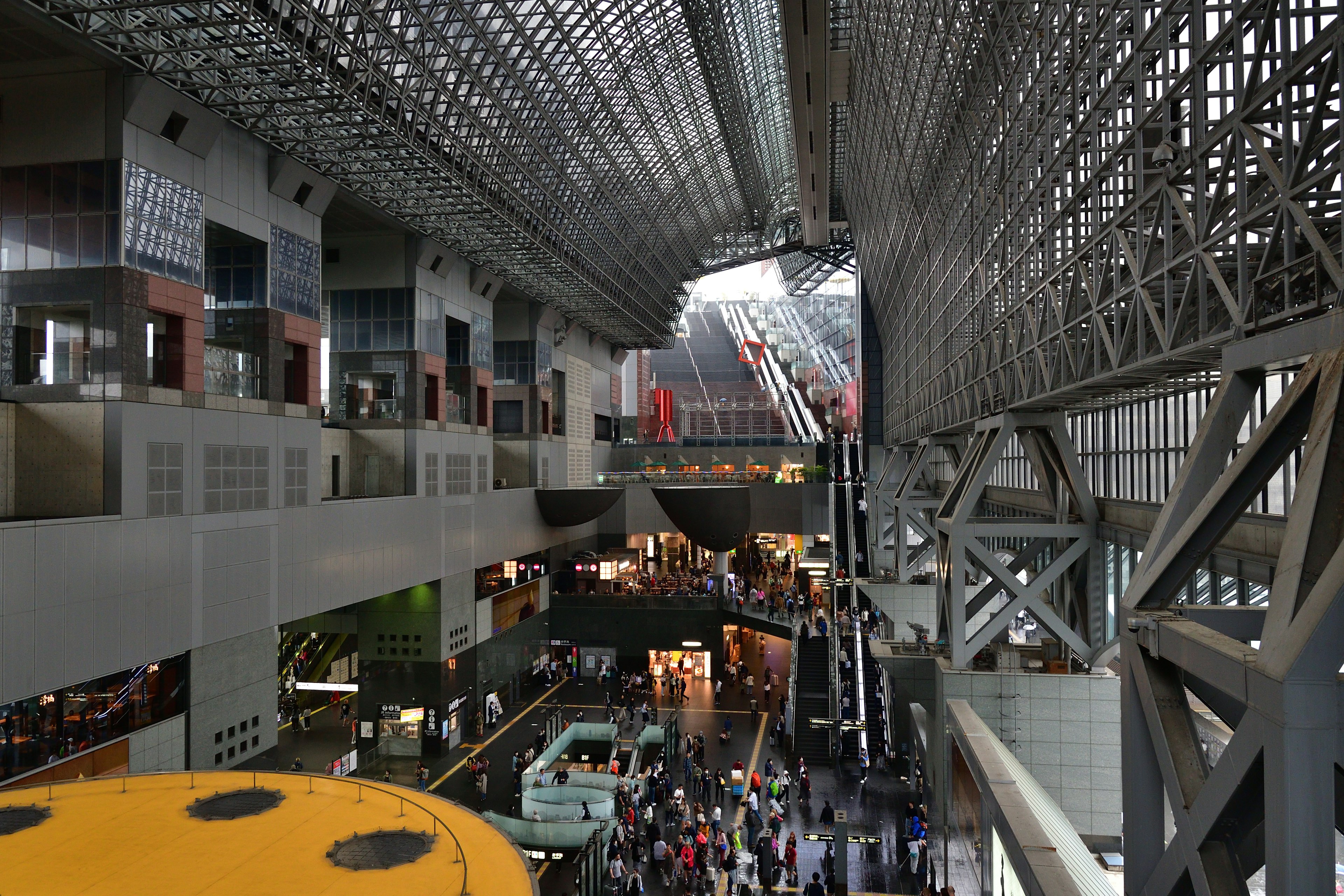 Interior de un espacio arquitectónico moderno lleno de gente