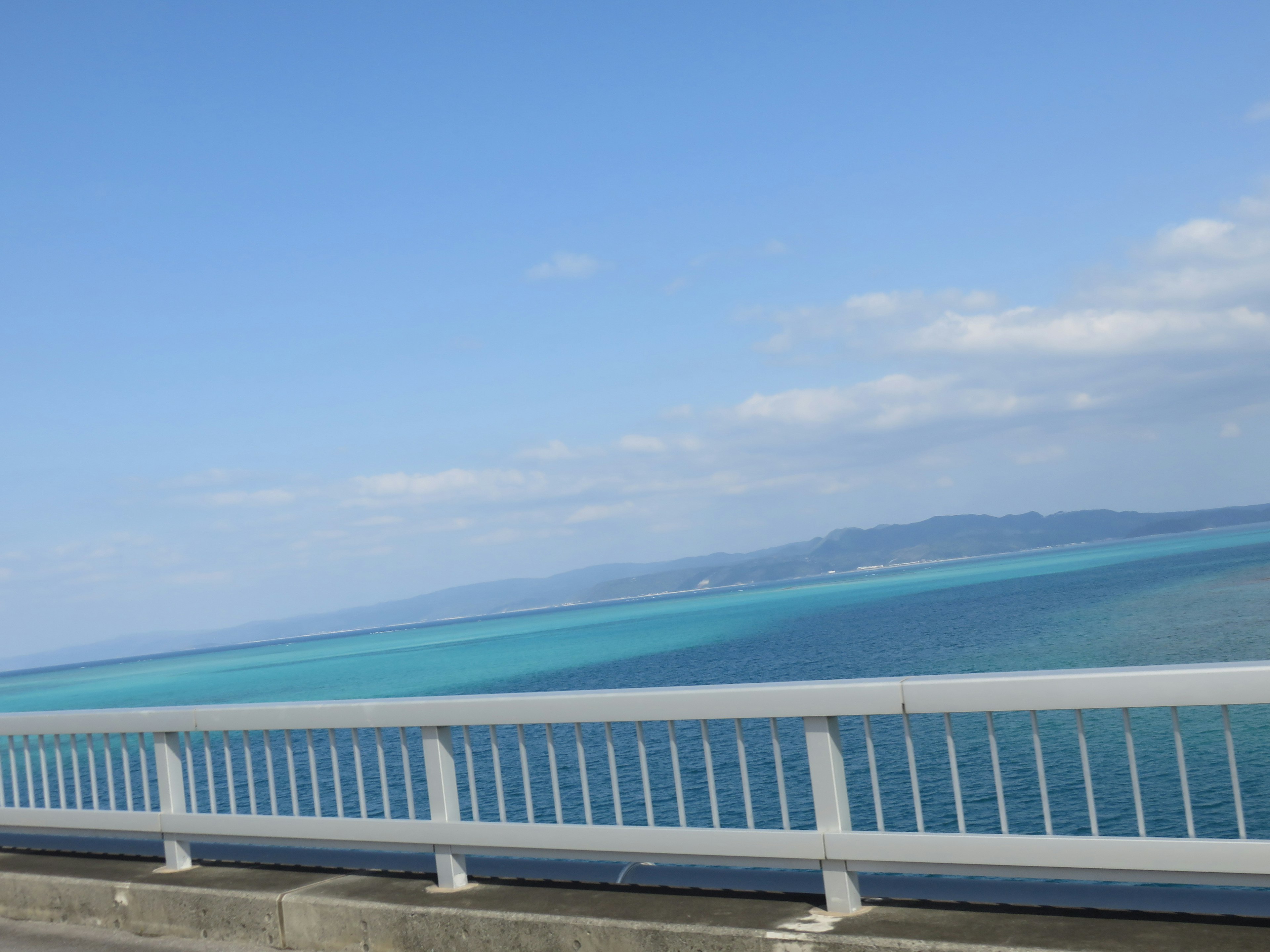 從高速公路側面看到的藍色海洋和天空的風景