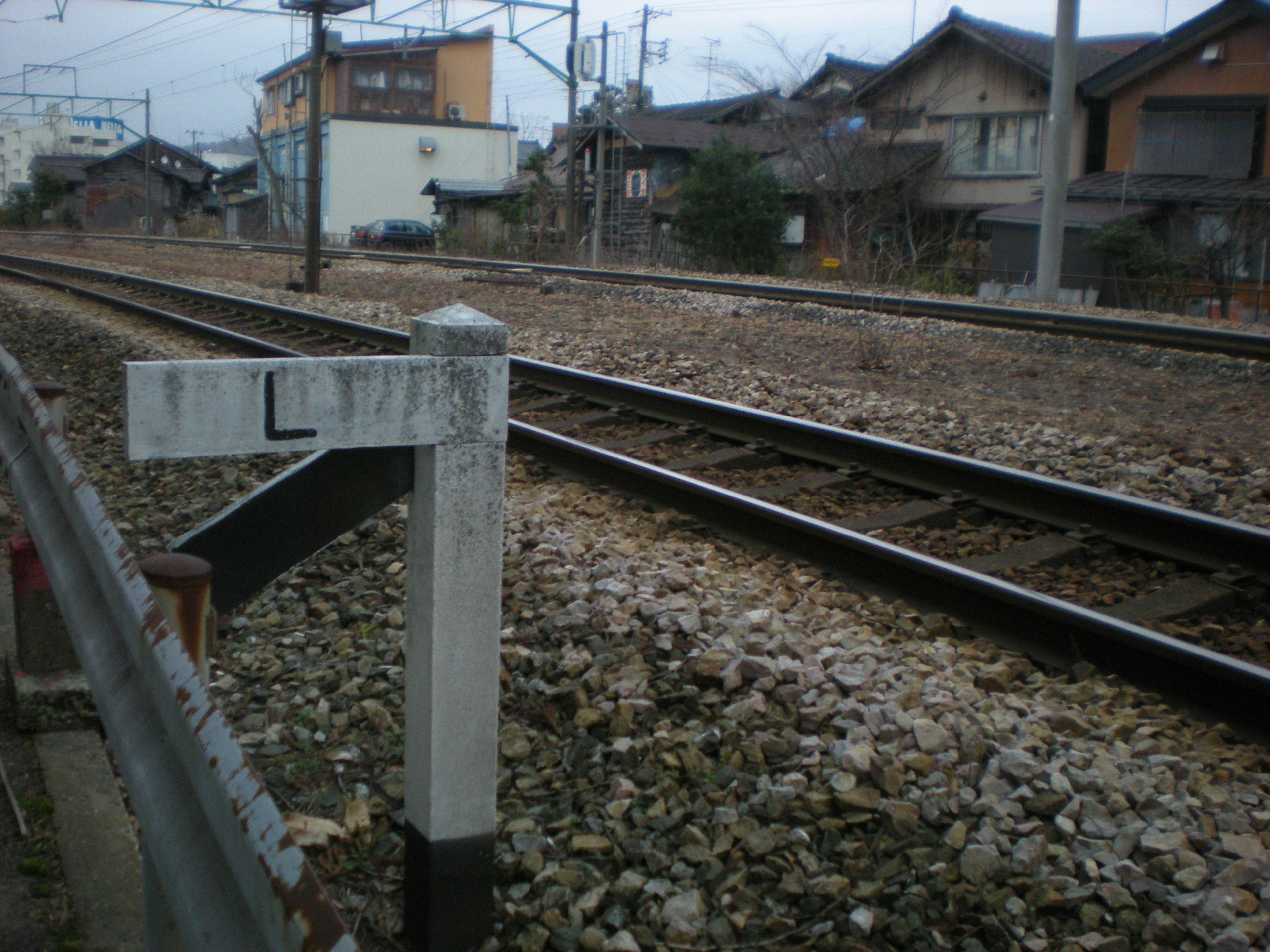 Vista de las vías del tren con casas cercanas