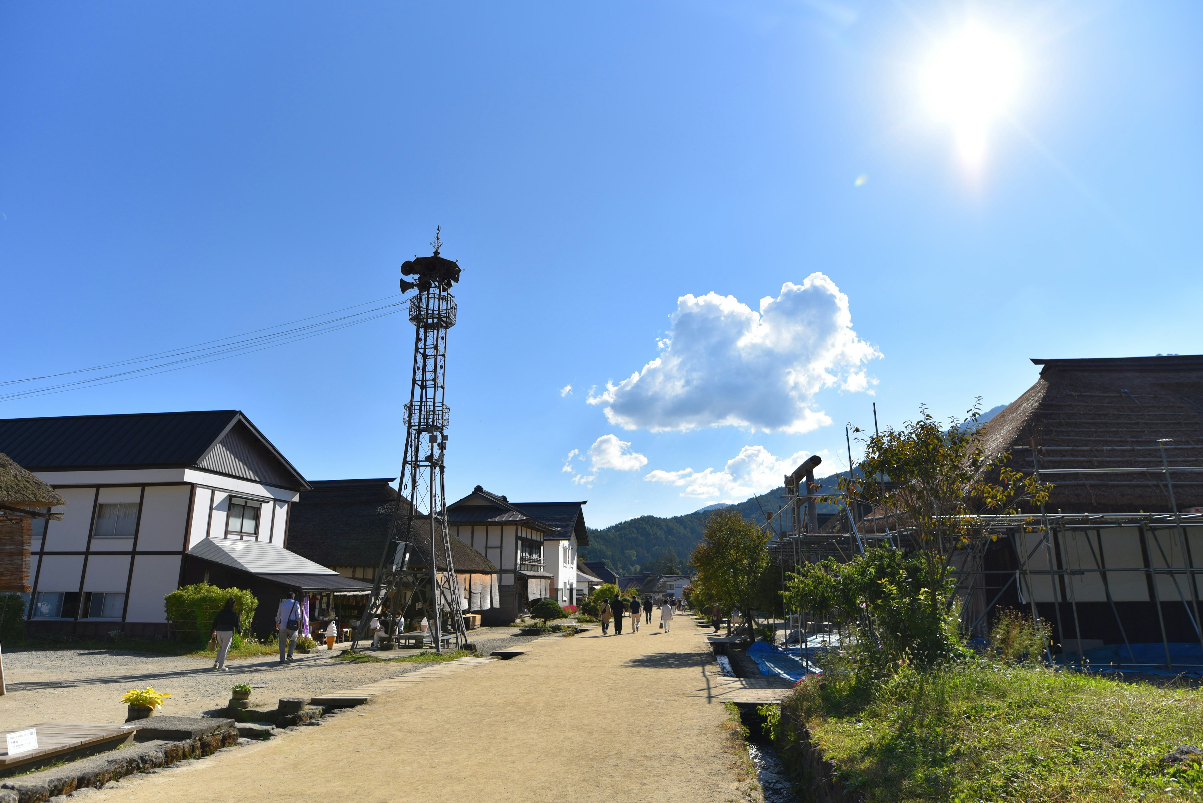 青空の下に広がる歴史的な町並みと通信塔