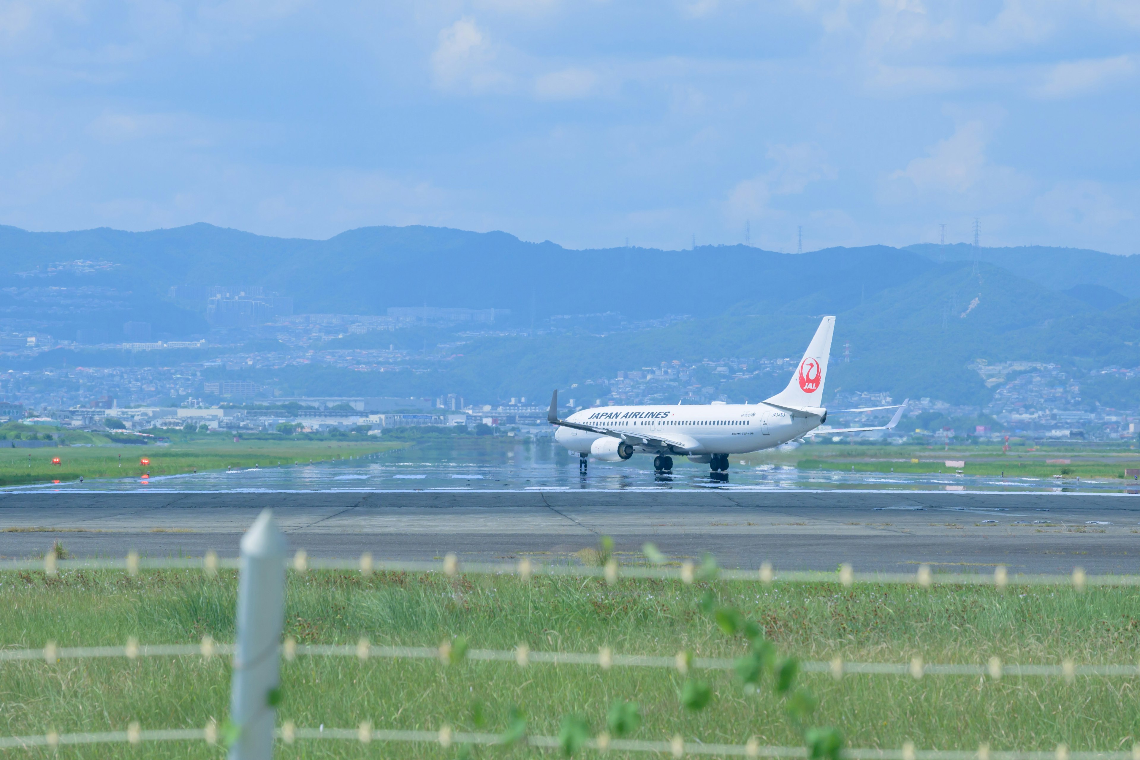 Pesawat Jepang di landasan dengan langit biru