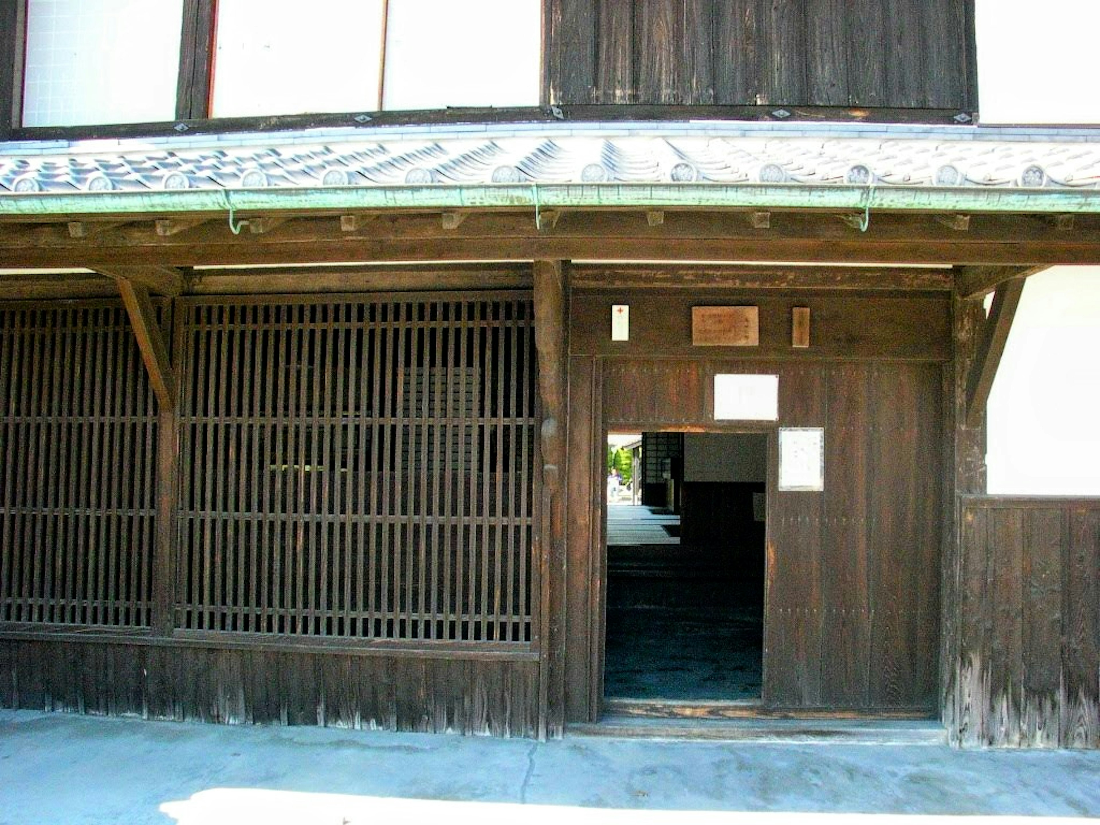 Holzeingang und Gitterfenster eines alten japanischen Gebäudes