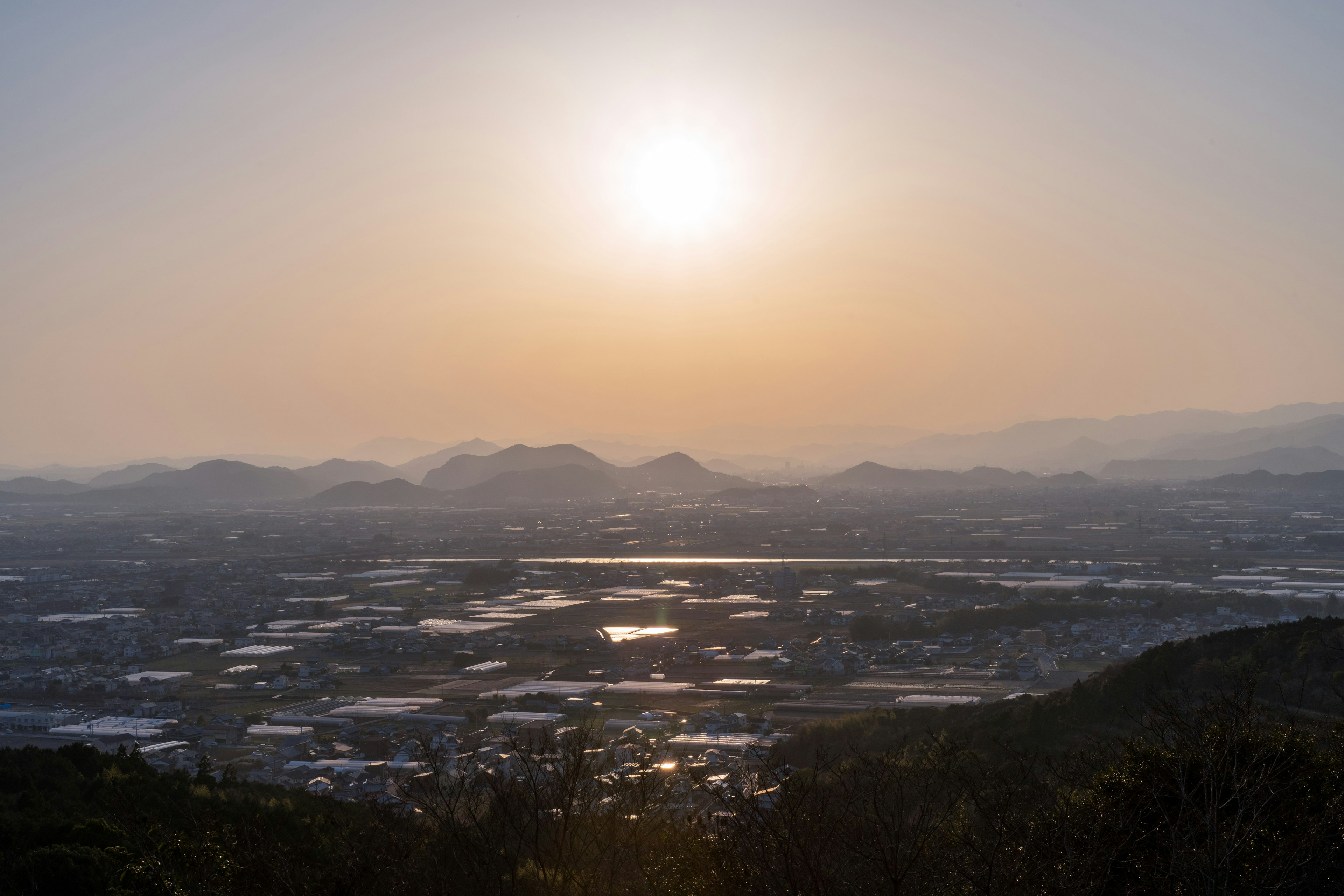 ทิวทัศน์จากภูเขาที่มีพระอาทิตย์ตกเหนือหุบเขา