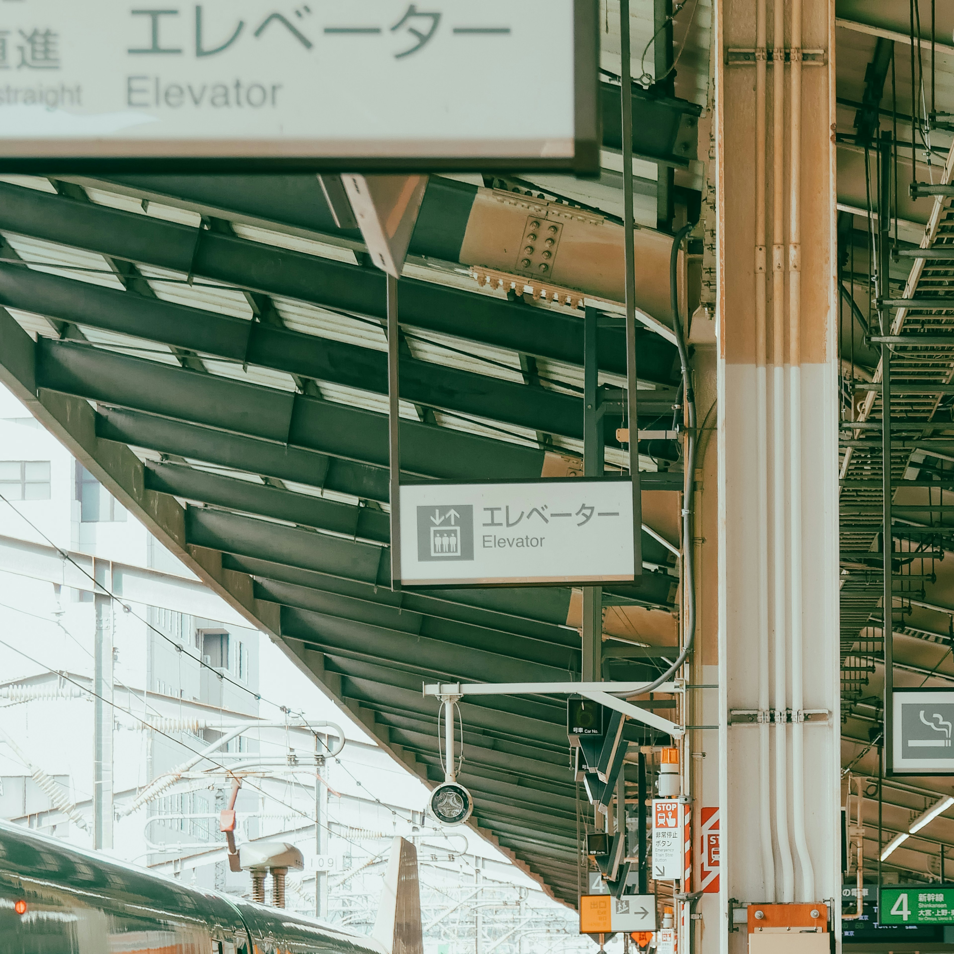 Panneau d'ascenseur dans une gare avec une architecture moderne