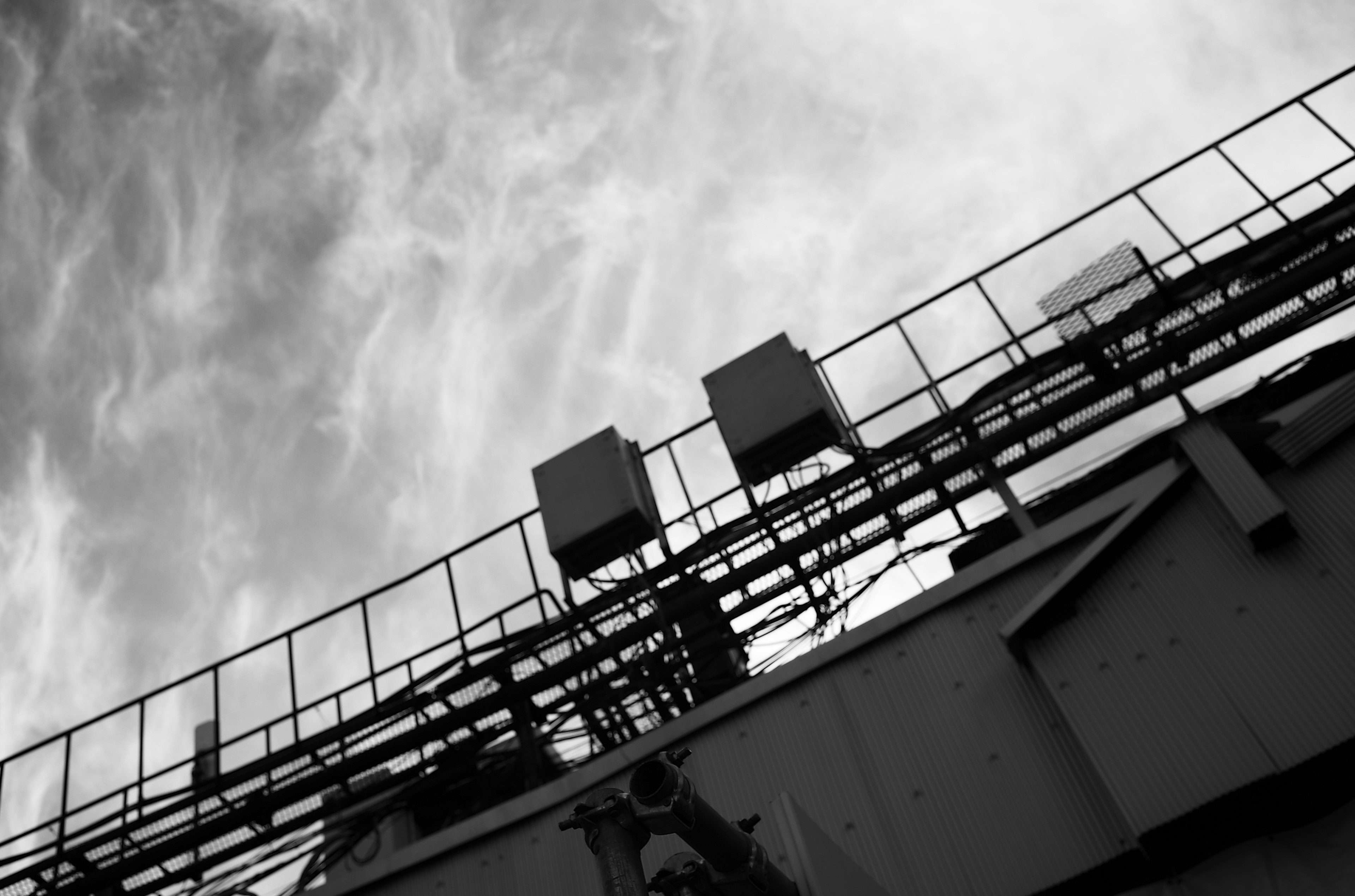 Paysage industriel en noir et blanc avec ciel nuageux