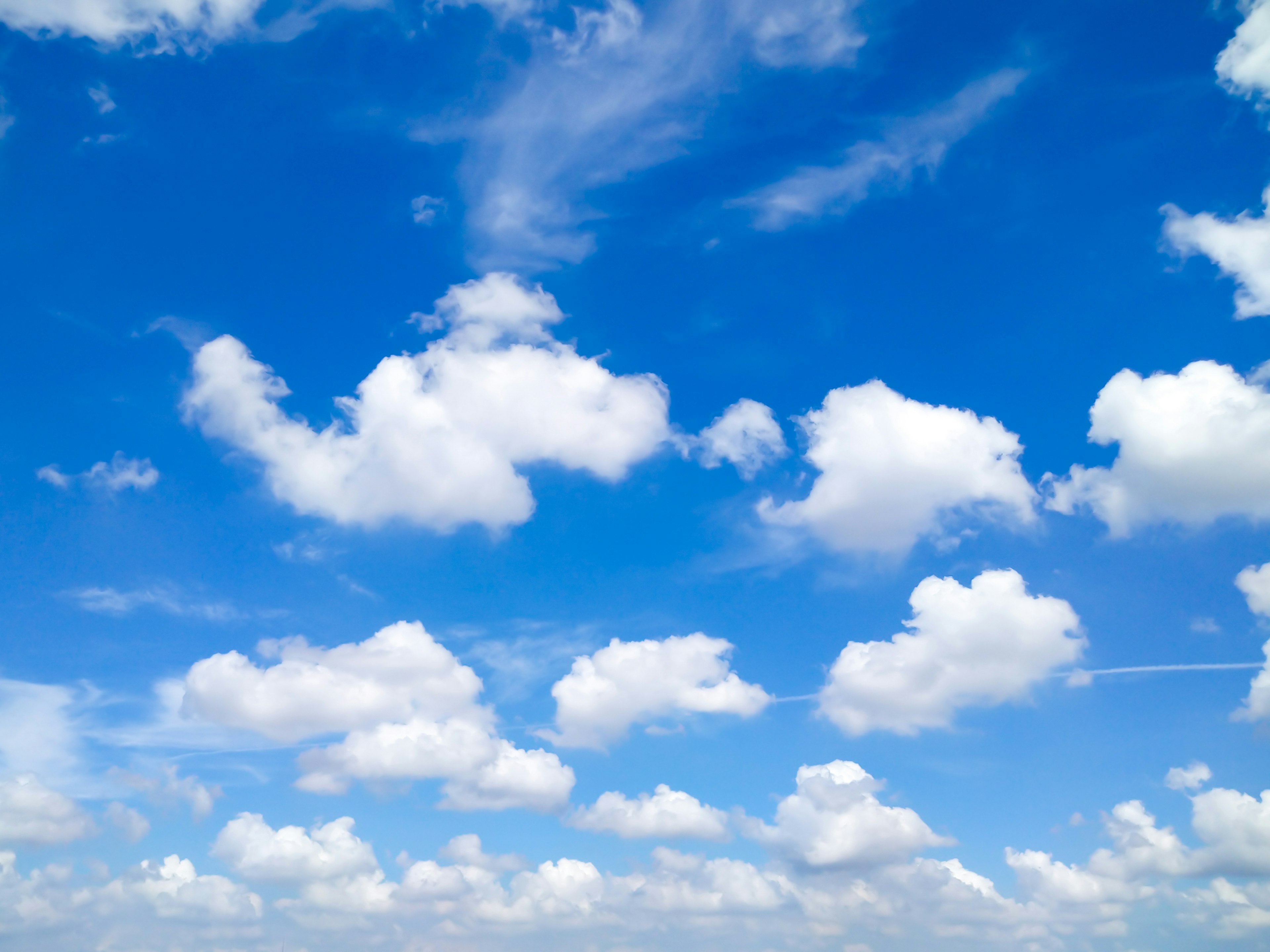 Pemandangan awan putih mengapung di langit biru