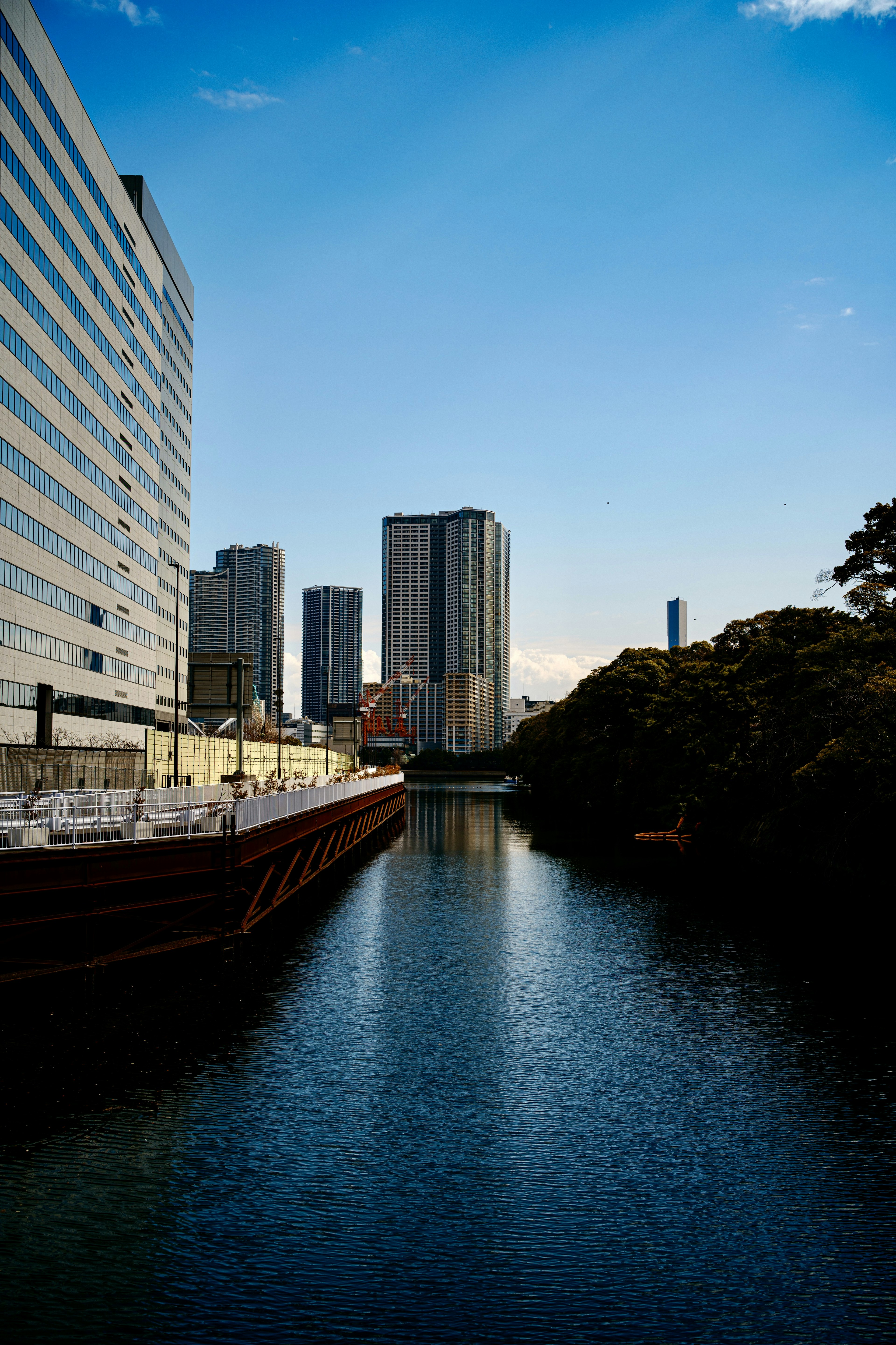 Stadtlandschaft mit Gebäuden, die sich im Fluss spiegeln