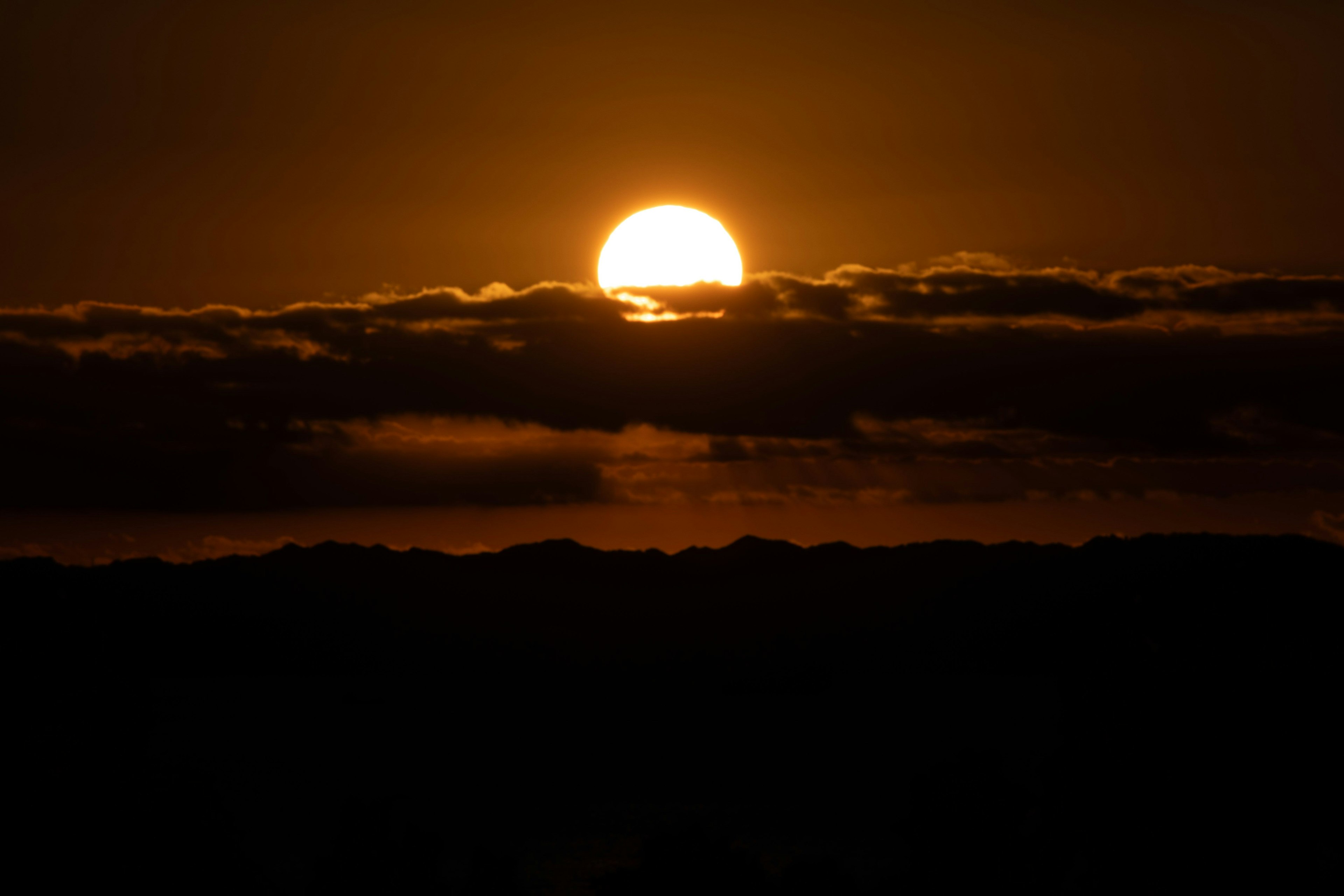 夕日が雲の上に昇る美しい風景
