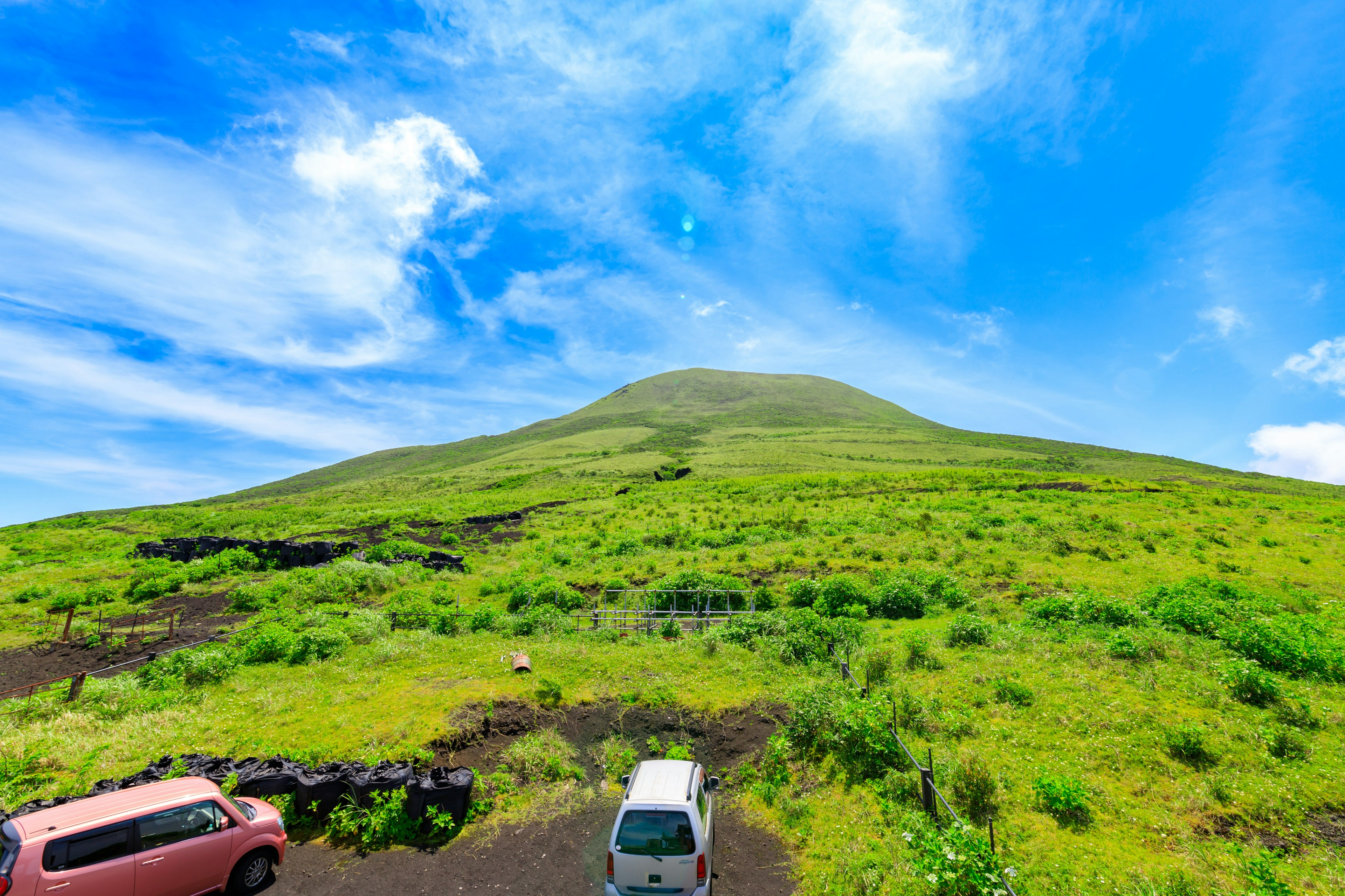 Pemandangan dengan bukit hijau di bawah langit biru