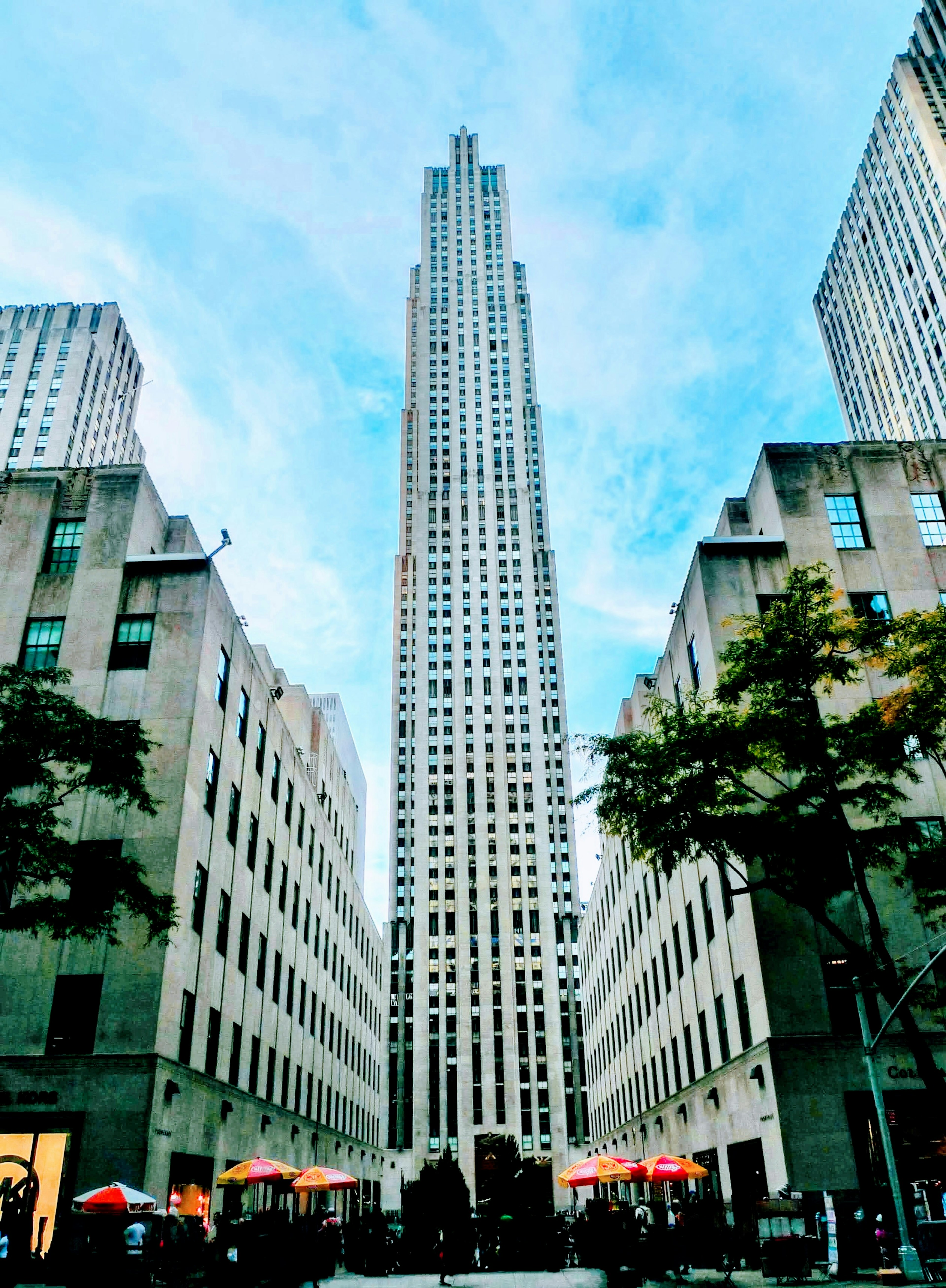 Rascacielos del Rockefeller Center elevándose bajo un cielo azul