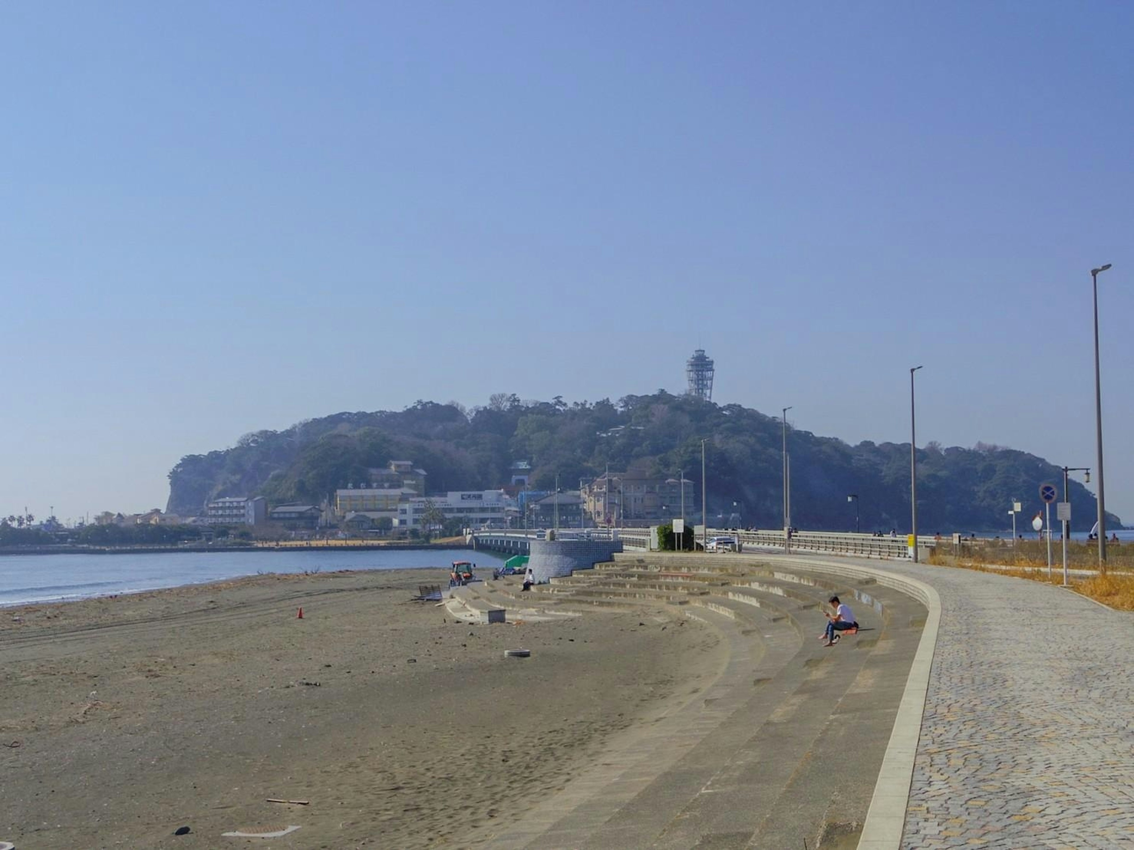 海岸の道と灯台が見える風景