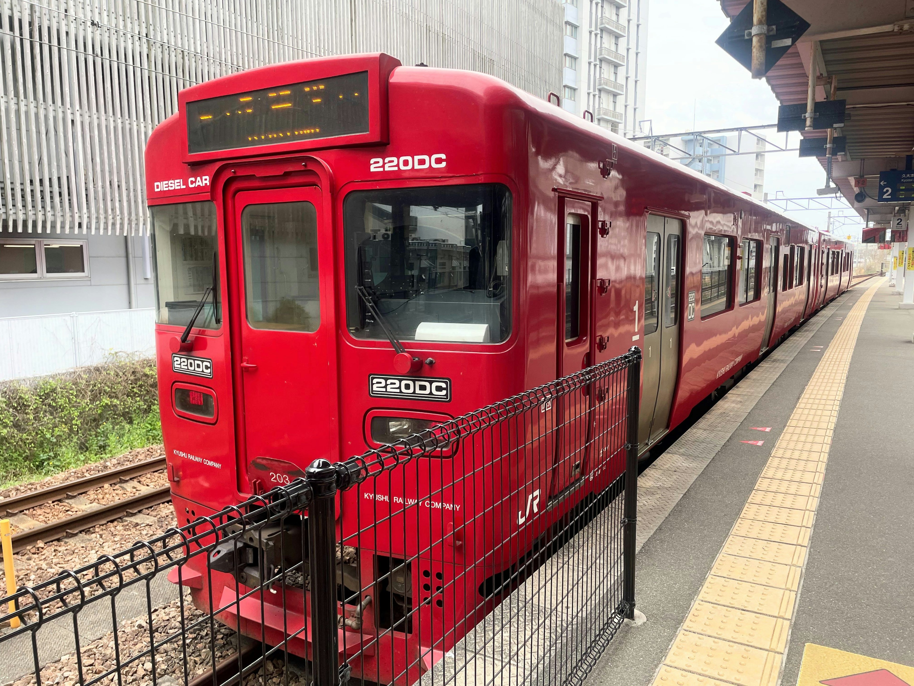 รถไฟสีแดงจอดที่สถานีพร้อมชานชาลา