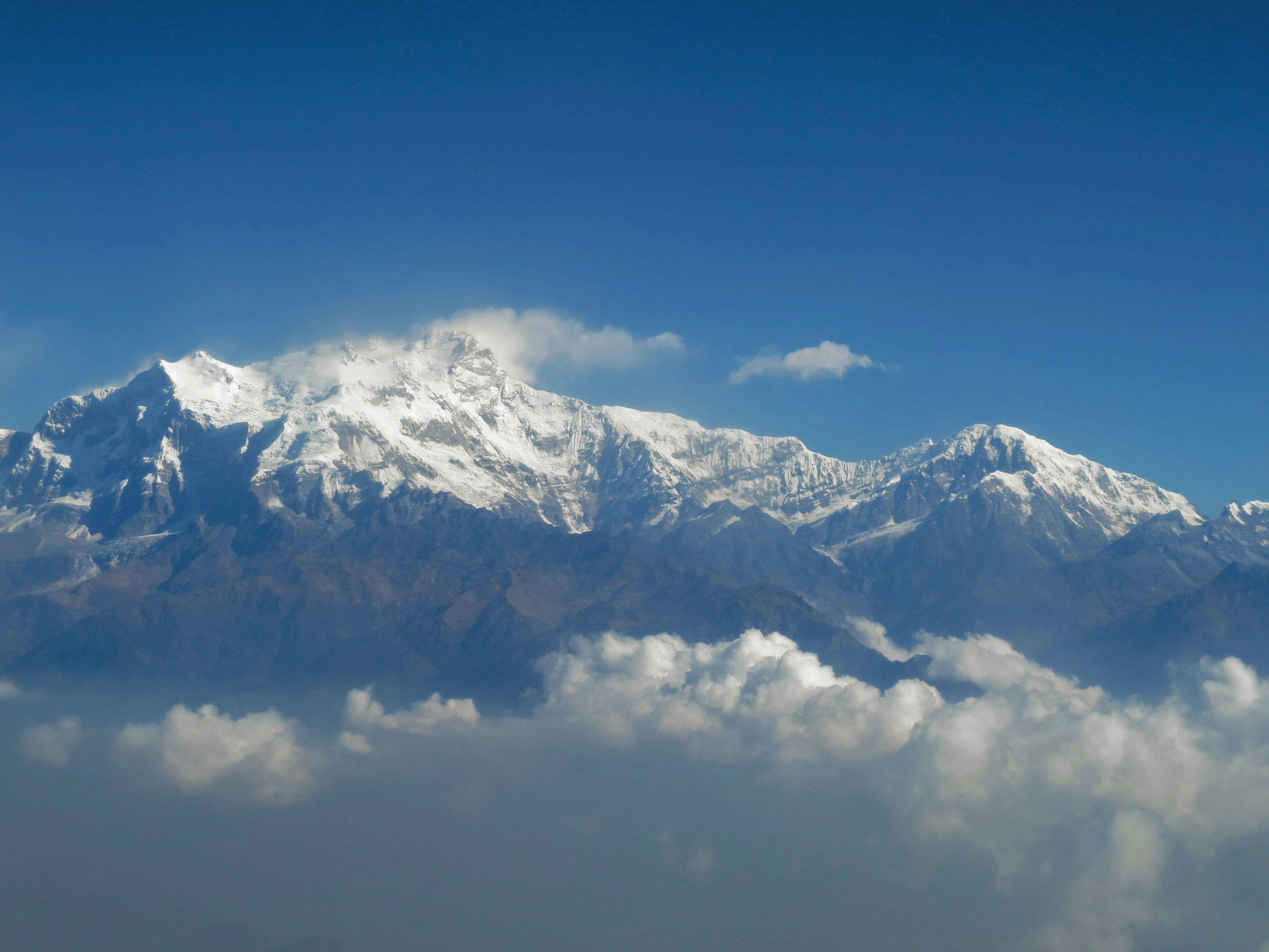 Montagnes enneigées sous un ciel bleu clair