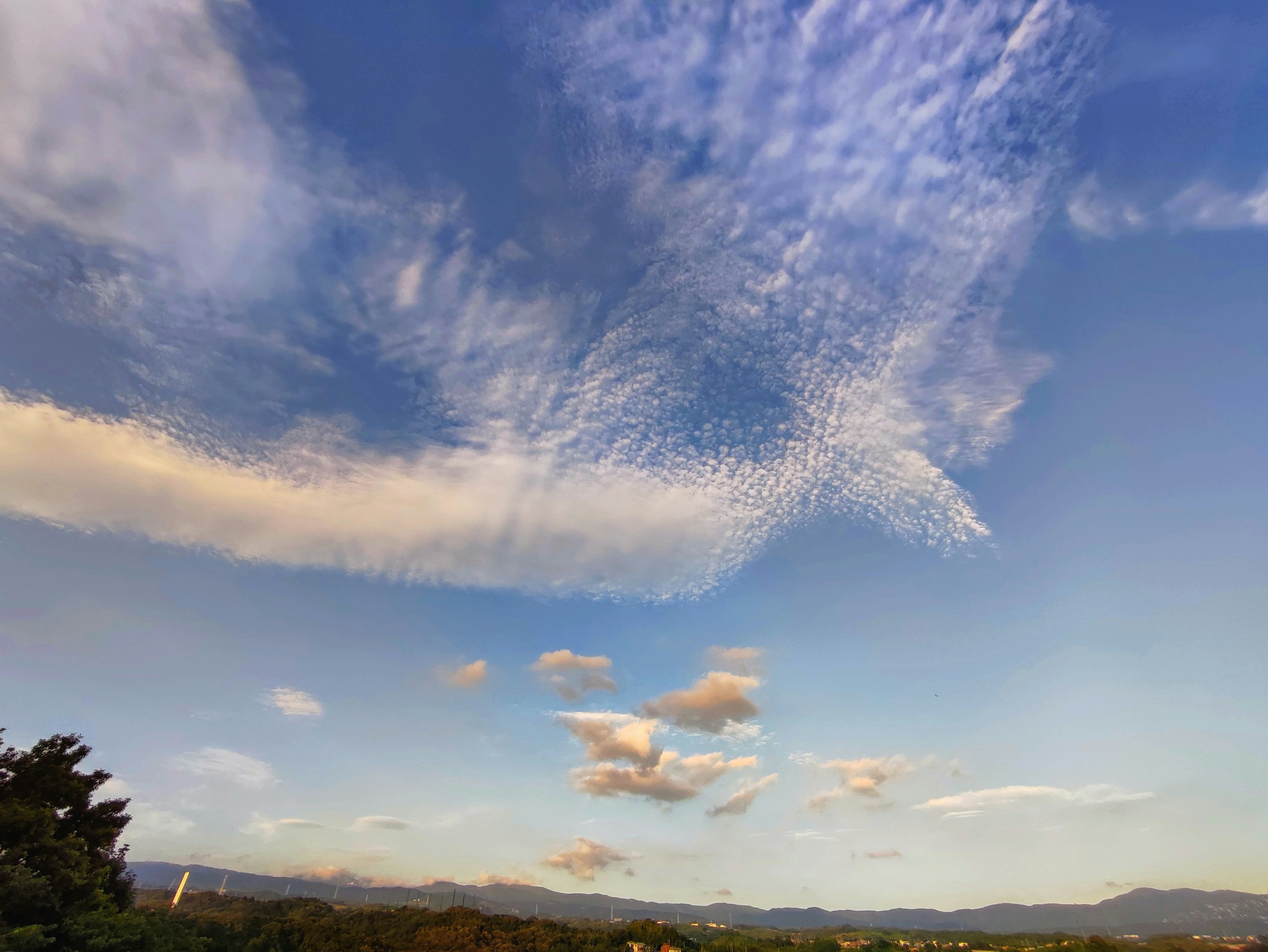 Une vue pittoresque d'un ciel bleu avec des nuages blancs et des montagnes lointaines