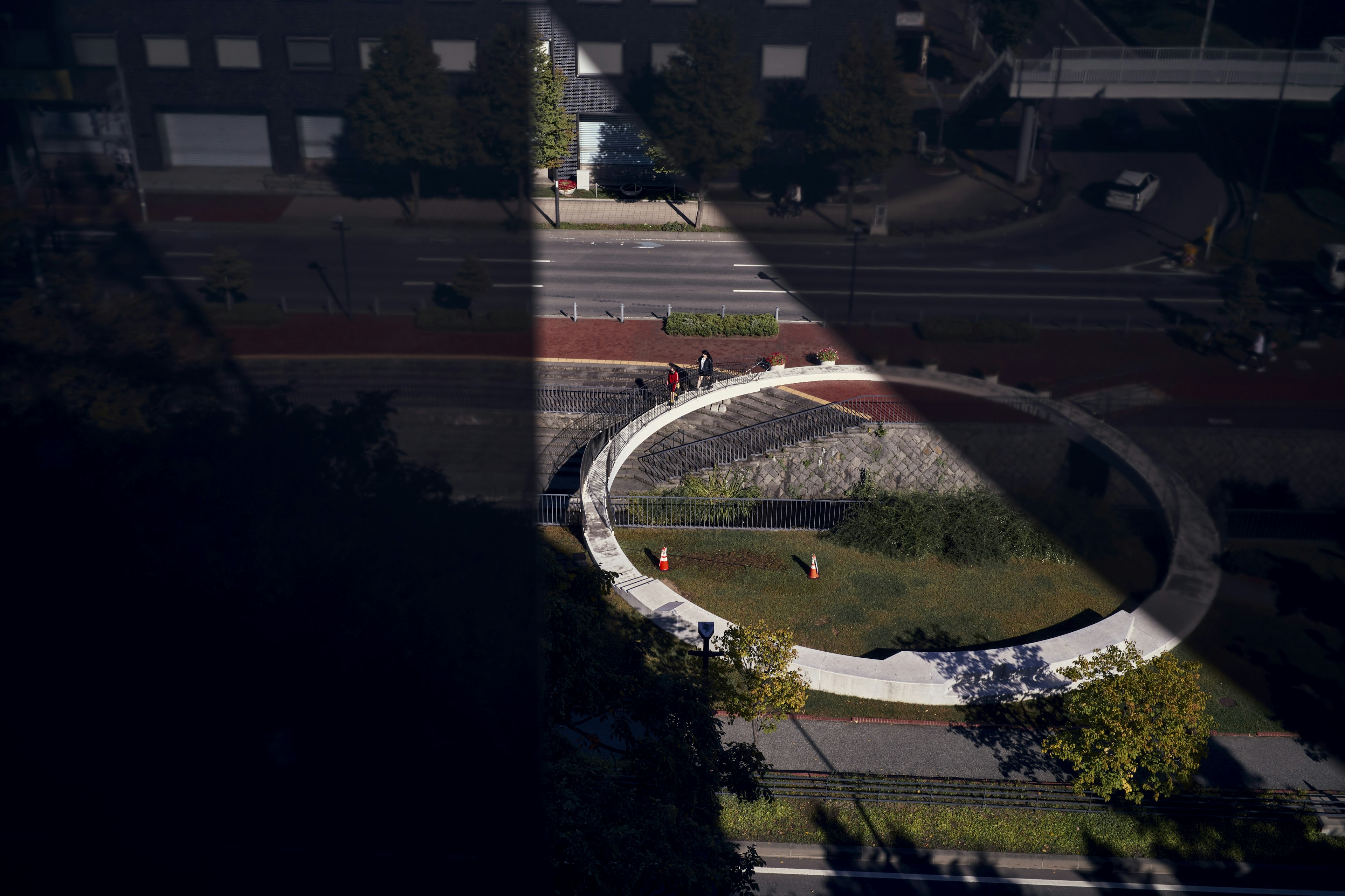 Parc circulaire avec ombre et route environnante