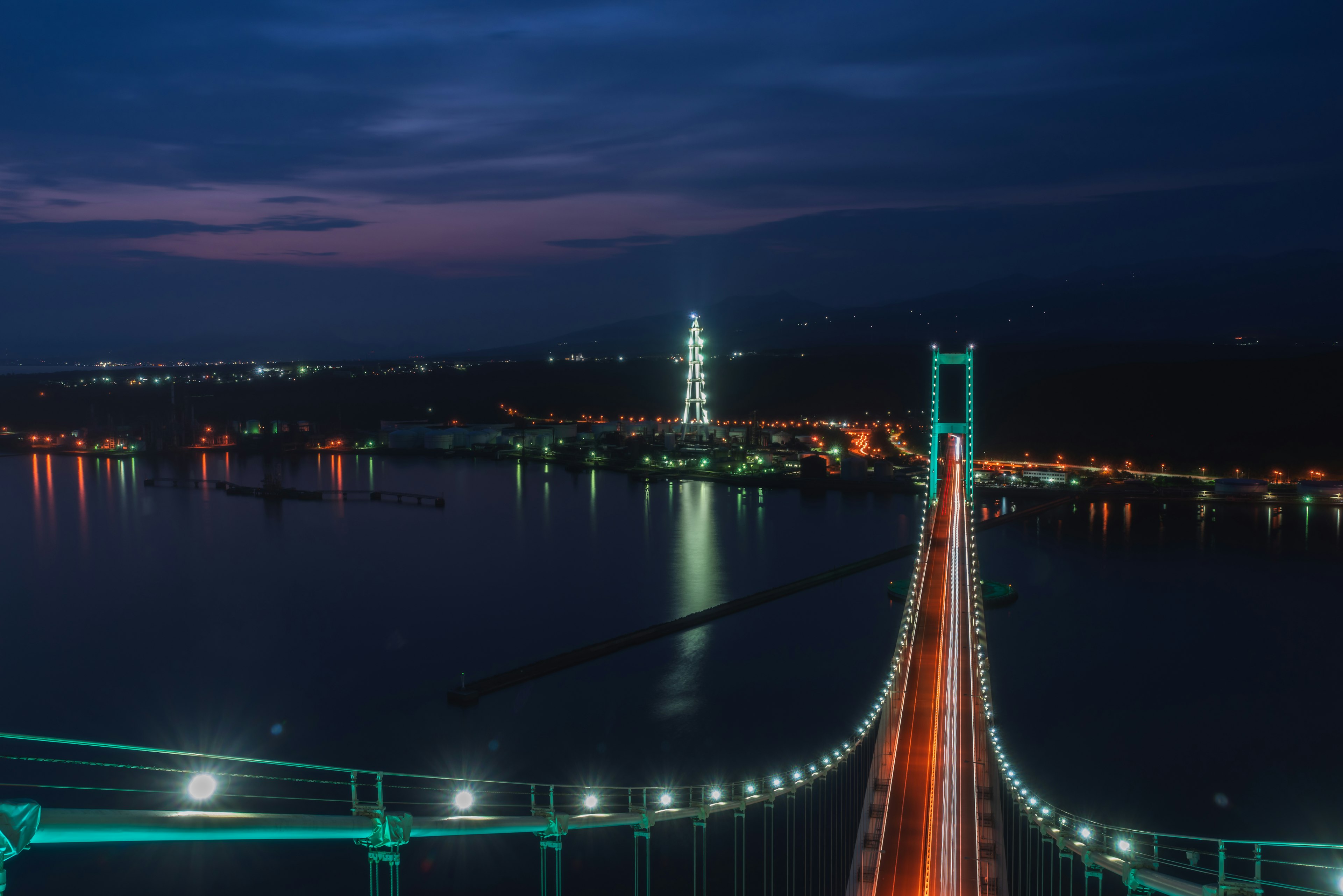 Schöne Nachtansicht einer Brücke und des Ozeans