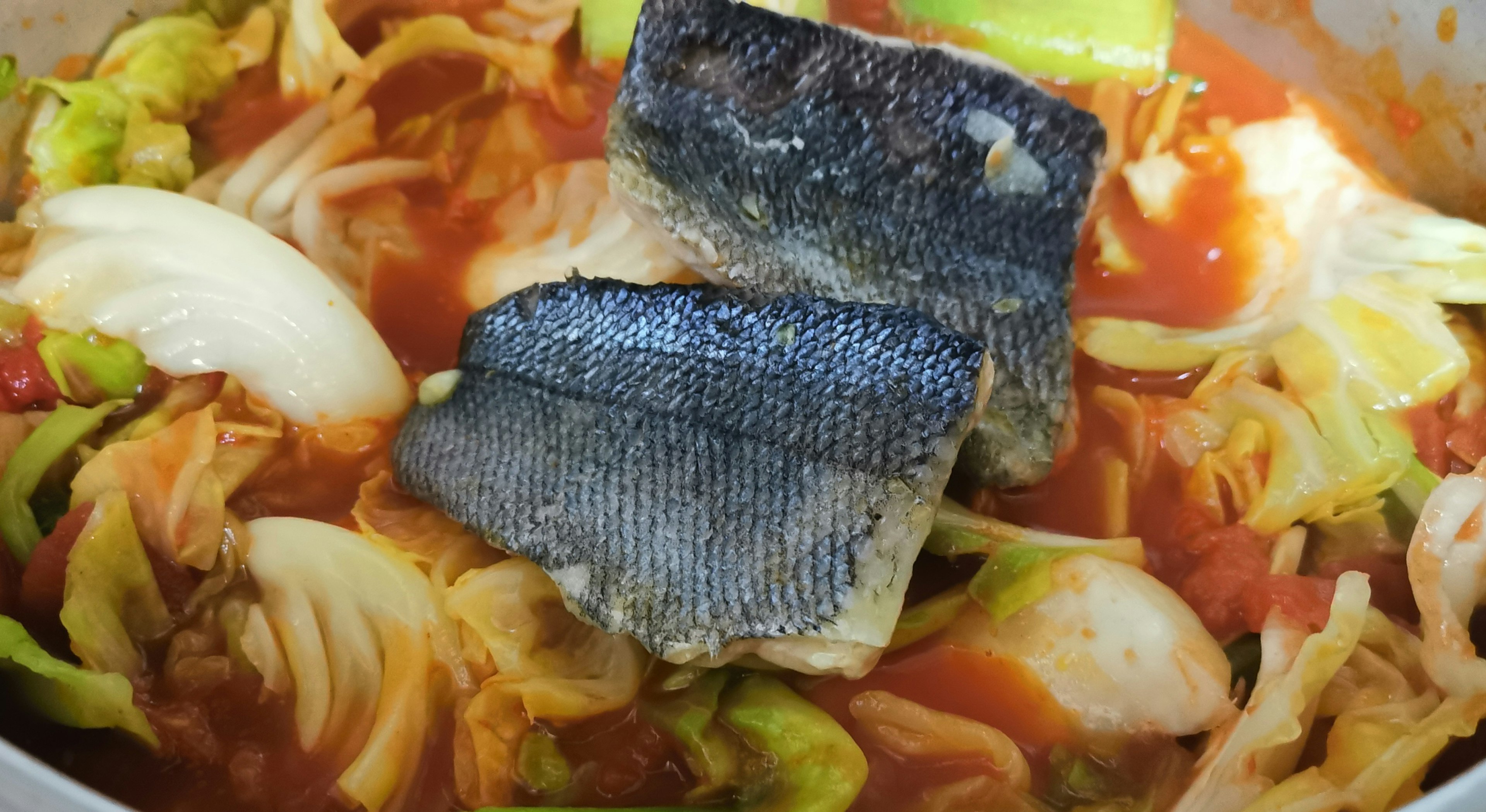 鍋の中に入った魚と野菜の煮込み料理