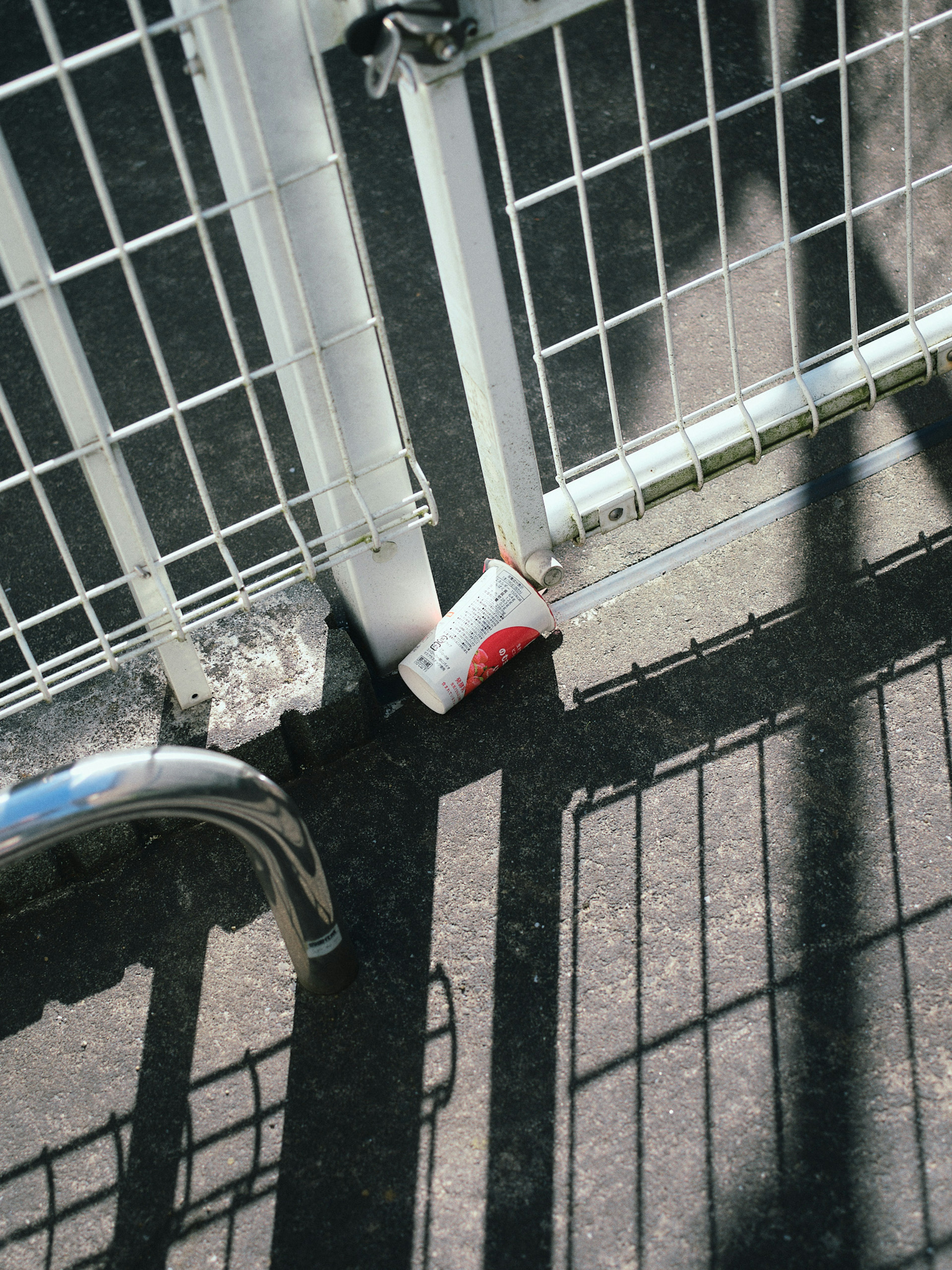 Basura con un círculo rojo cerca de una puerta blanca y sombras