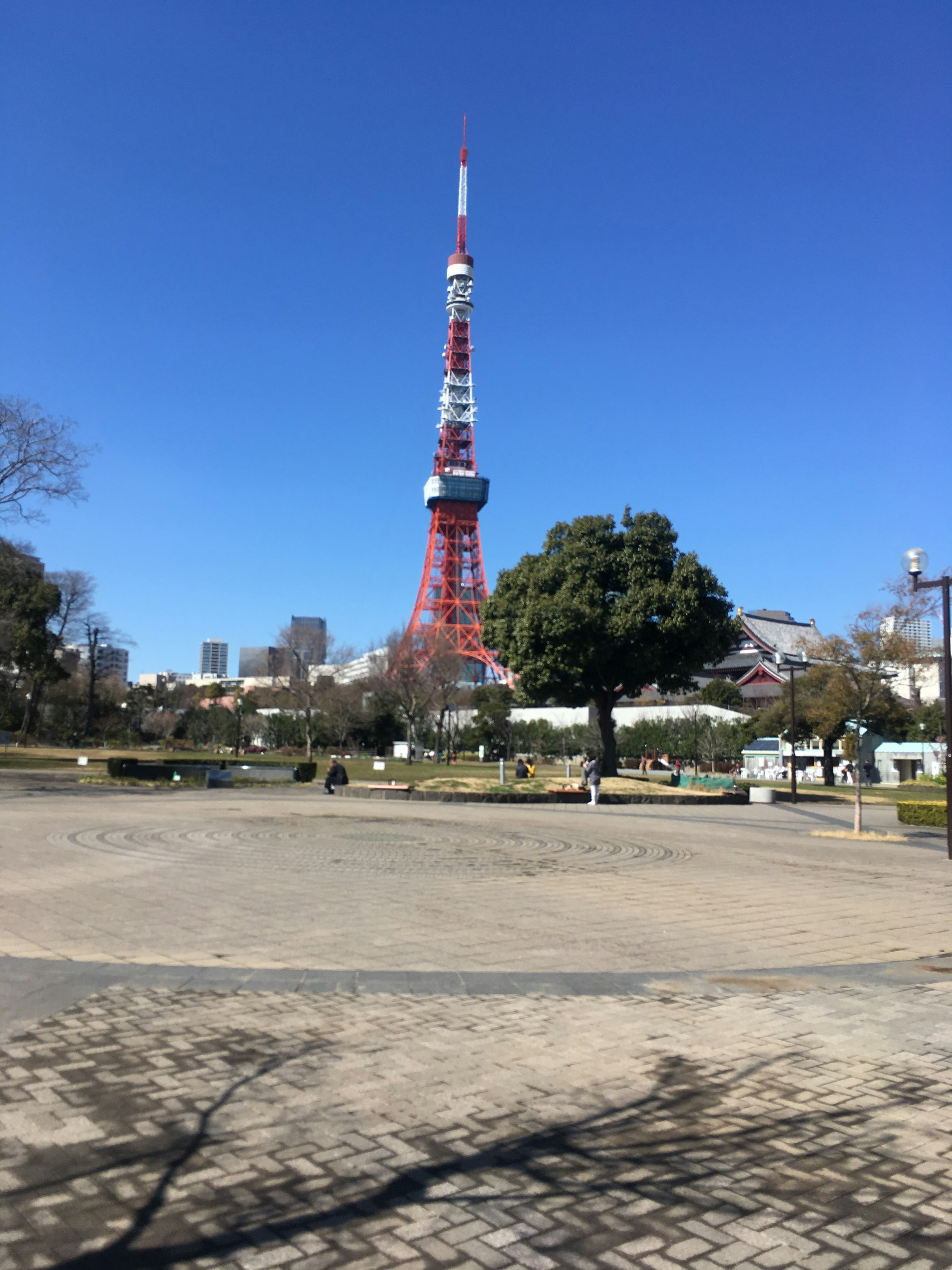 La tour de Tokyo se dresse sous un ciel bleu dégagé